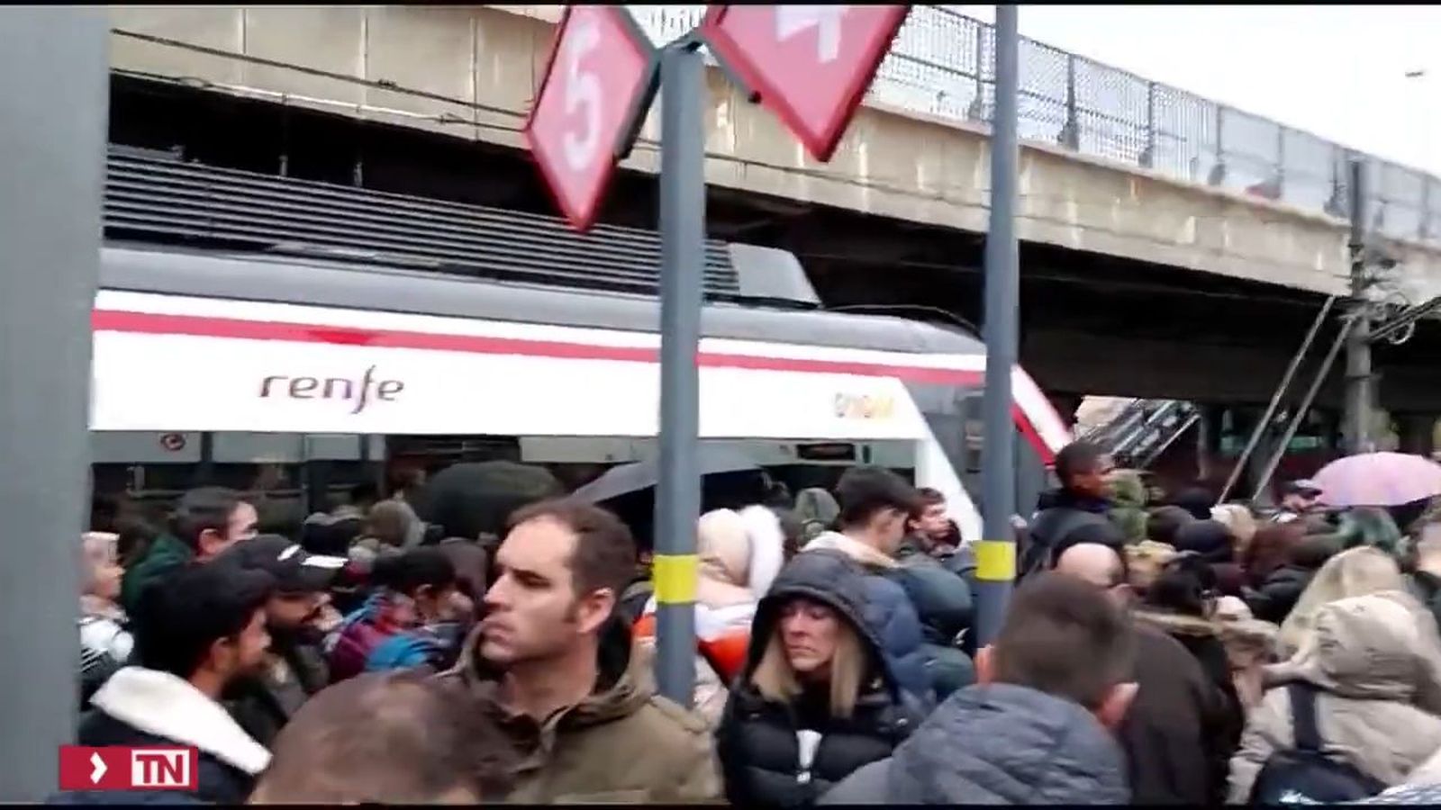 Andenes llenos en la estación de Atocha por avería del Cercanías