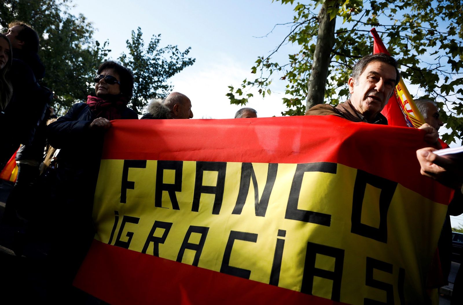 Una bandera de España con el lema 'Gracias Franco' en el Valle de los Caídos