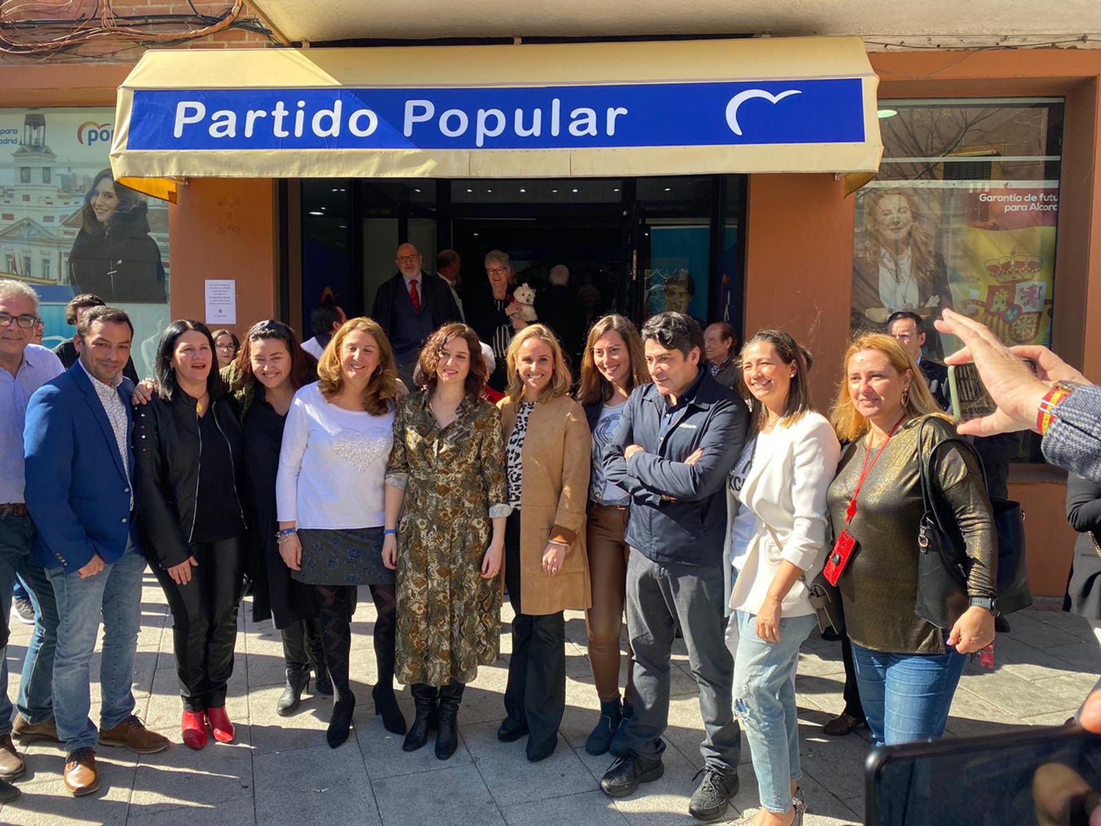 Ayuso y David Pérez inauguran una nueva sede del PP en Alcorcón