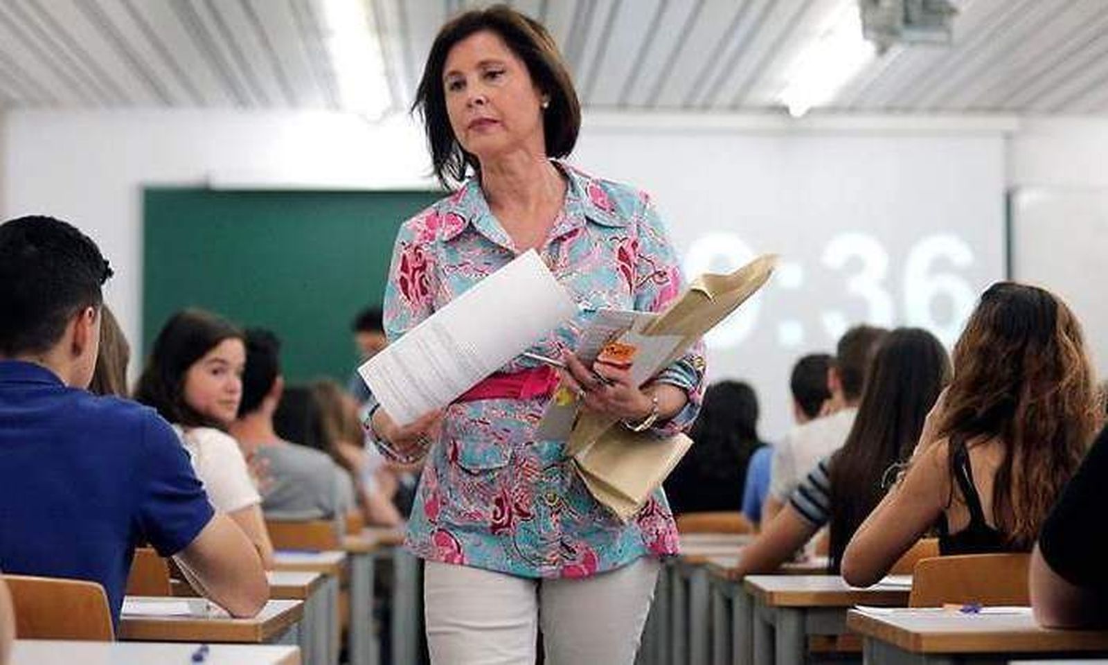 Una profesora, en una clase