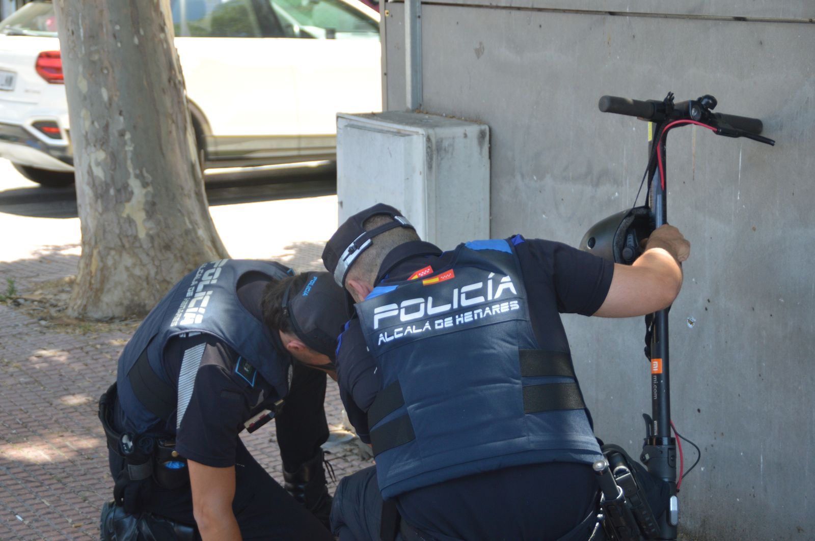 Policías locales de Alcalá de Henares  inspeccionan un patinete