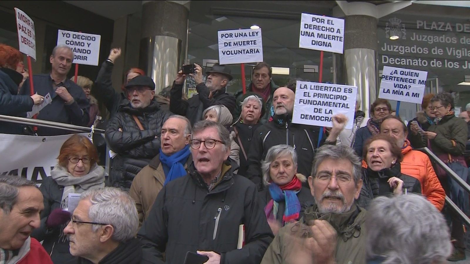 Un centenar de personas se manifiestan en Madrid en apoyo a Angel Hernández