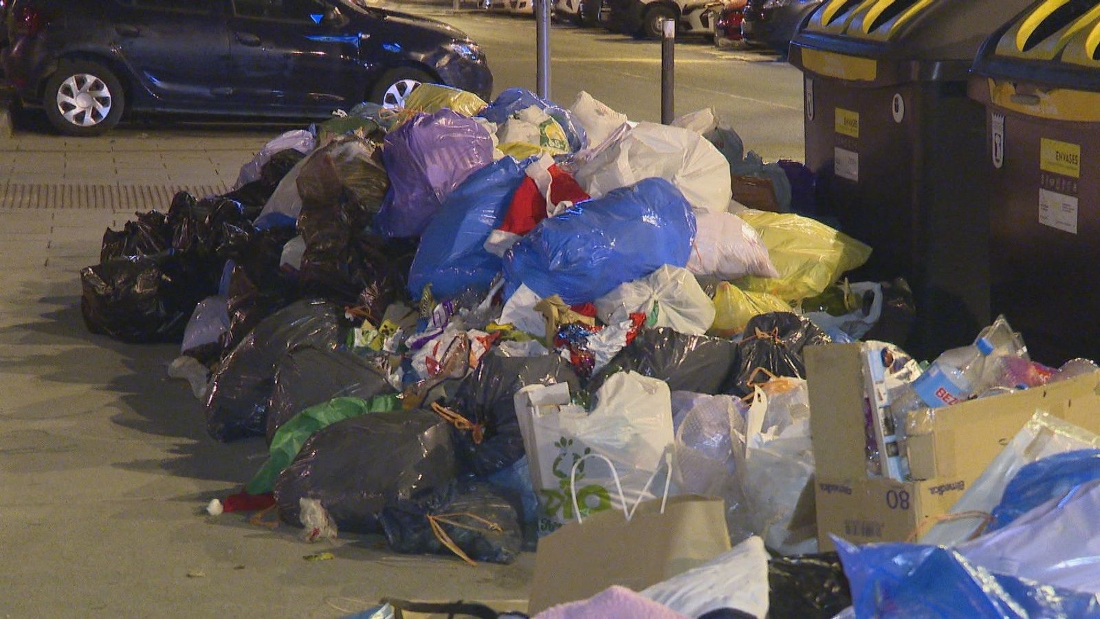 La basura sigue acumulándose en las calles de Madrid tres días después del fin de la huelga