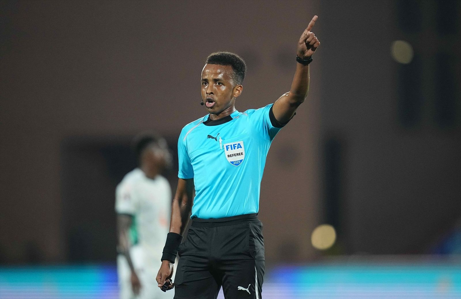 El árbitro somalí Omar Artan durante un partido