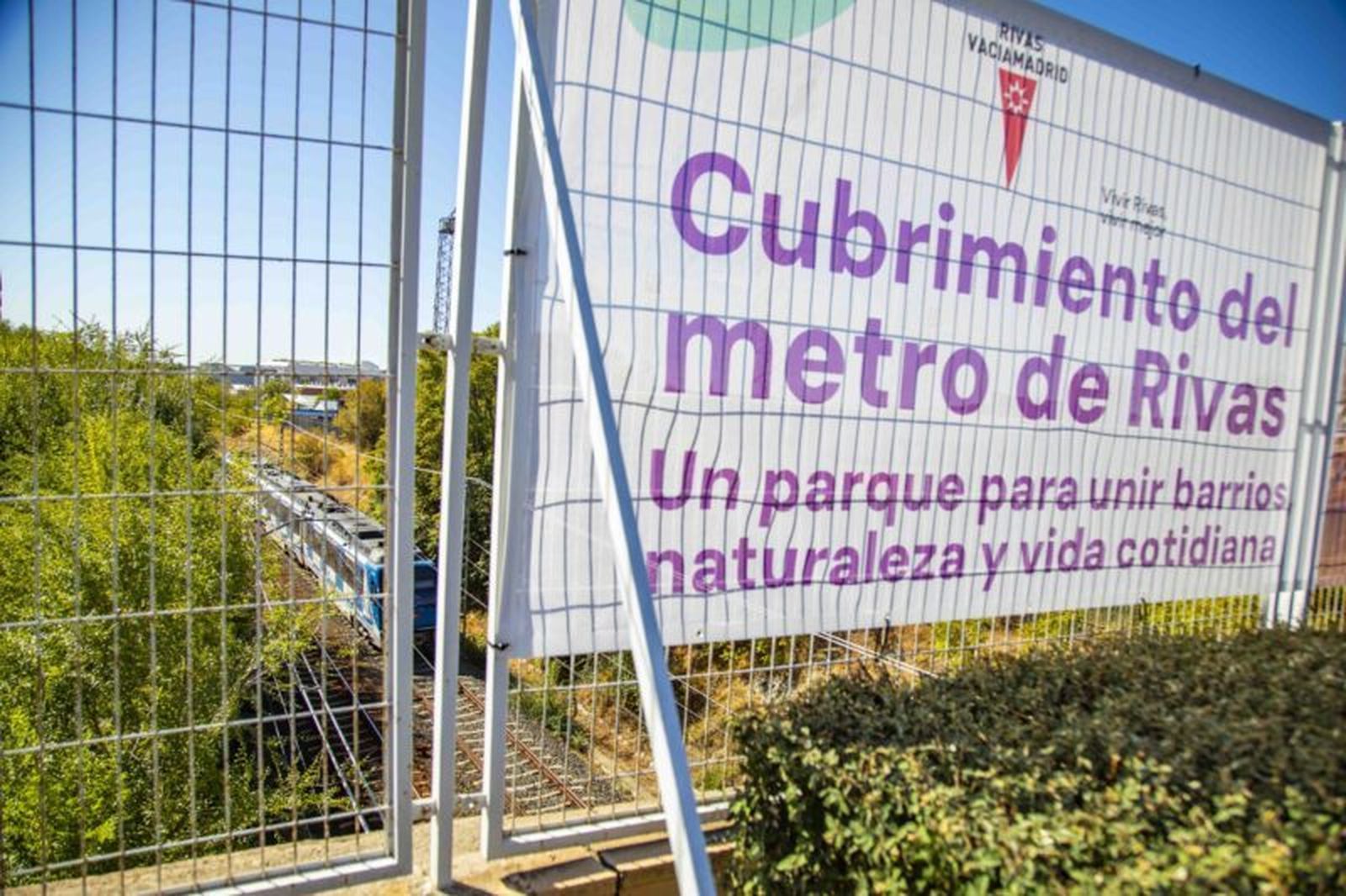 Cartel de las obras del cubrimiento del Metro en Rivas