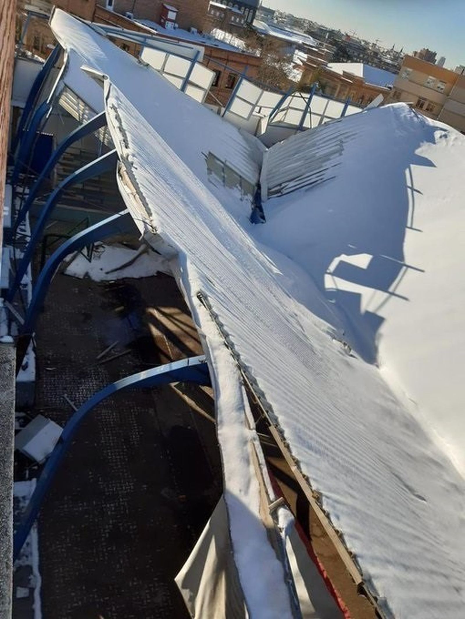 'La Nevera', hundida por la nieve