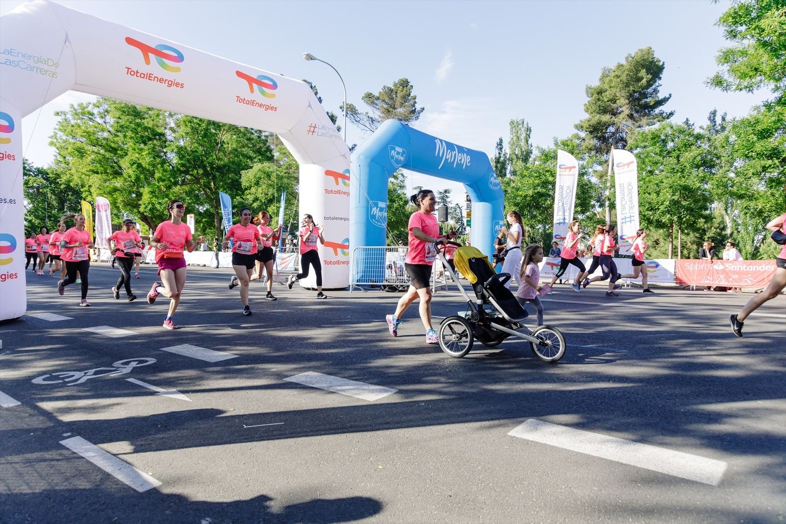 Miles de personas participan en la Carrera de la Mujer en Madrid