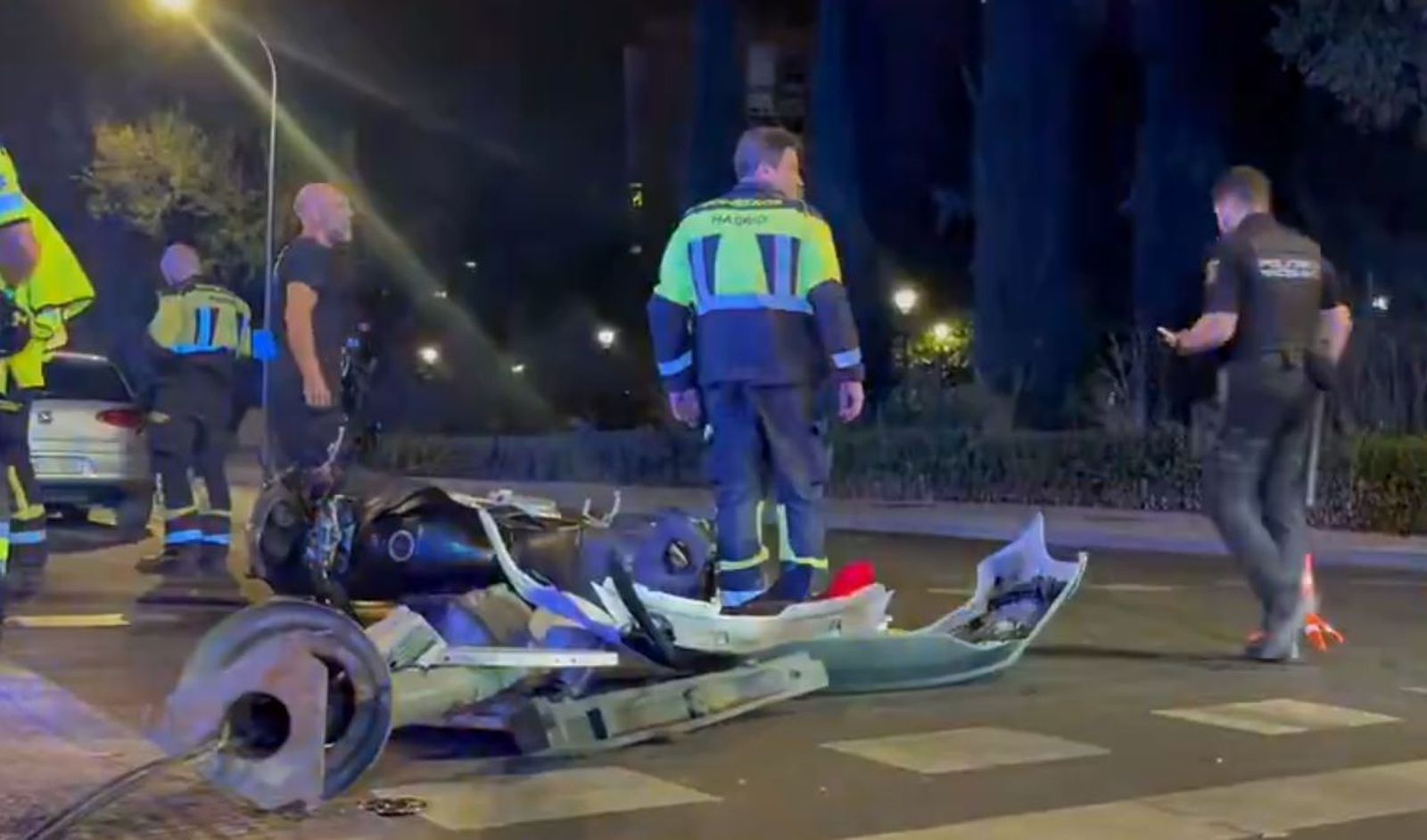 Un motorista muere al colisionar con un turismo en la Avenida de los Poblados