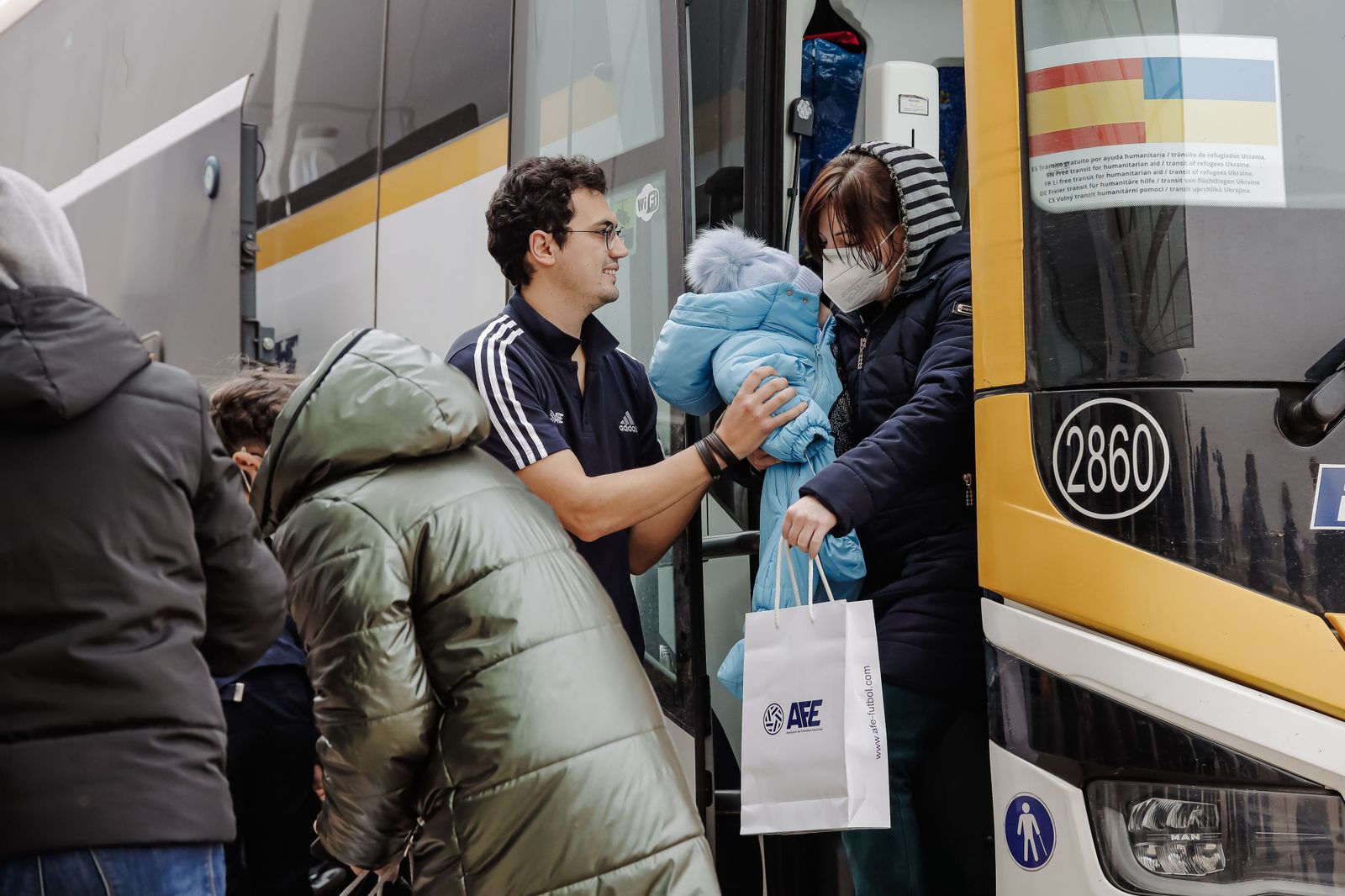 Un bus especial para los ucranianos entre el Centro de Refugiados de Pozuelo y el Zendal