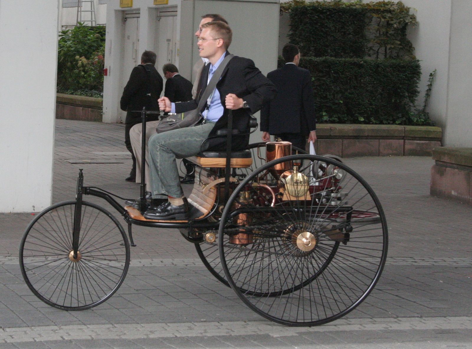 Automóvil patentado en 1886 por Karl Benz: primer coche en fabricarse con motor de combustión interna
