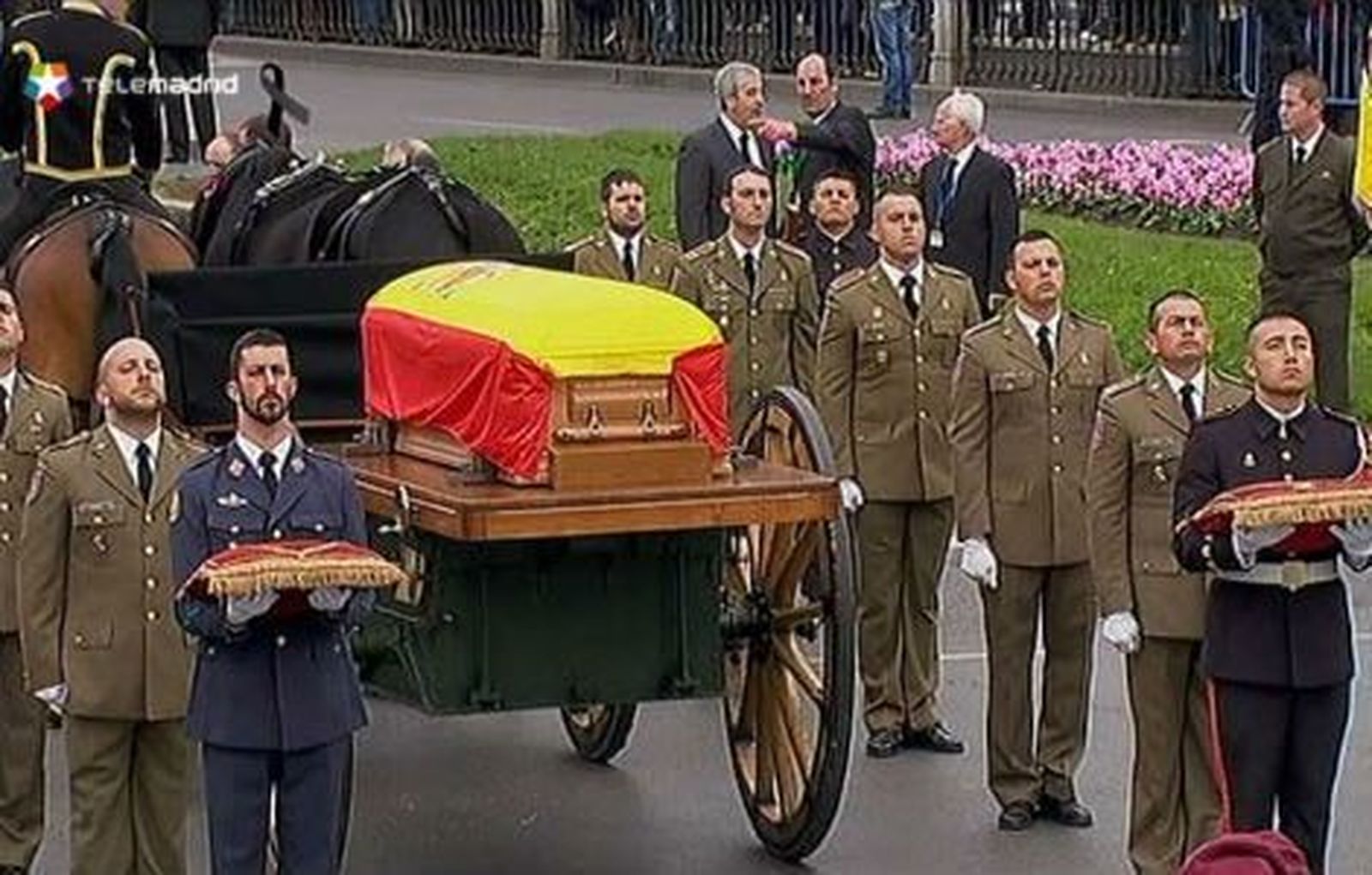 Suárez, despedido con honores militares y aclamado por miles de personas