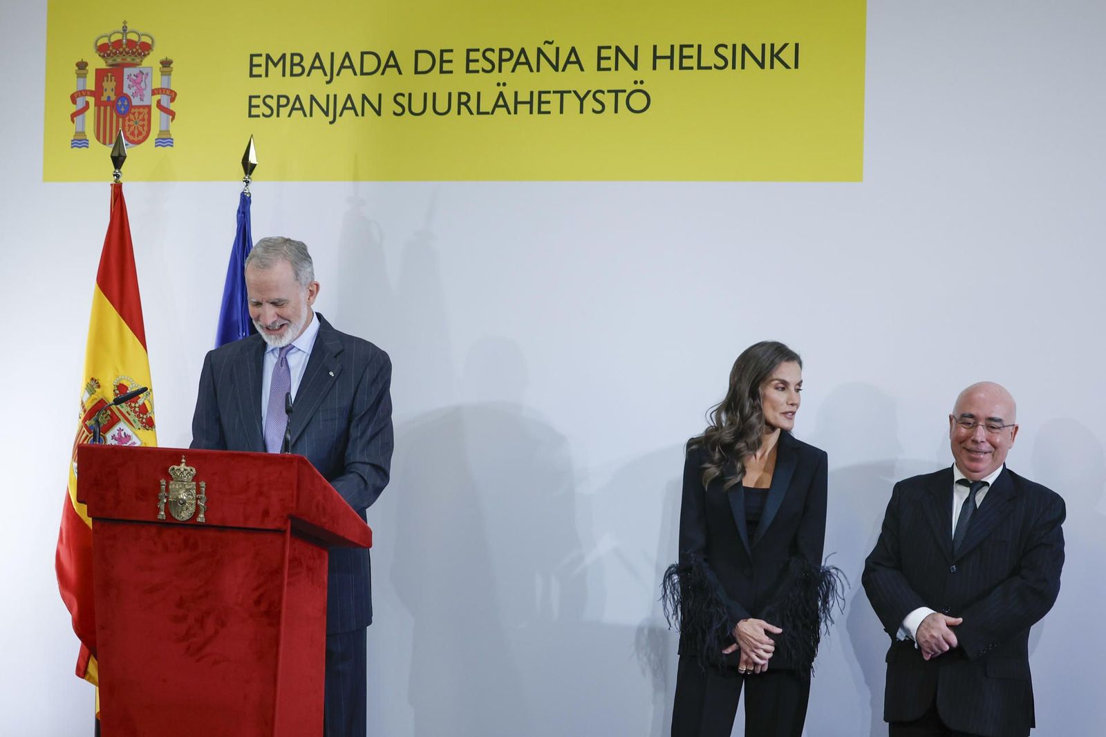 Los Reyes inician su viaje de Estado a Finlandia con un encuentro con españoles en el país báltico
