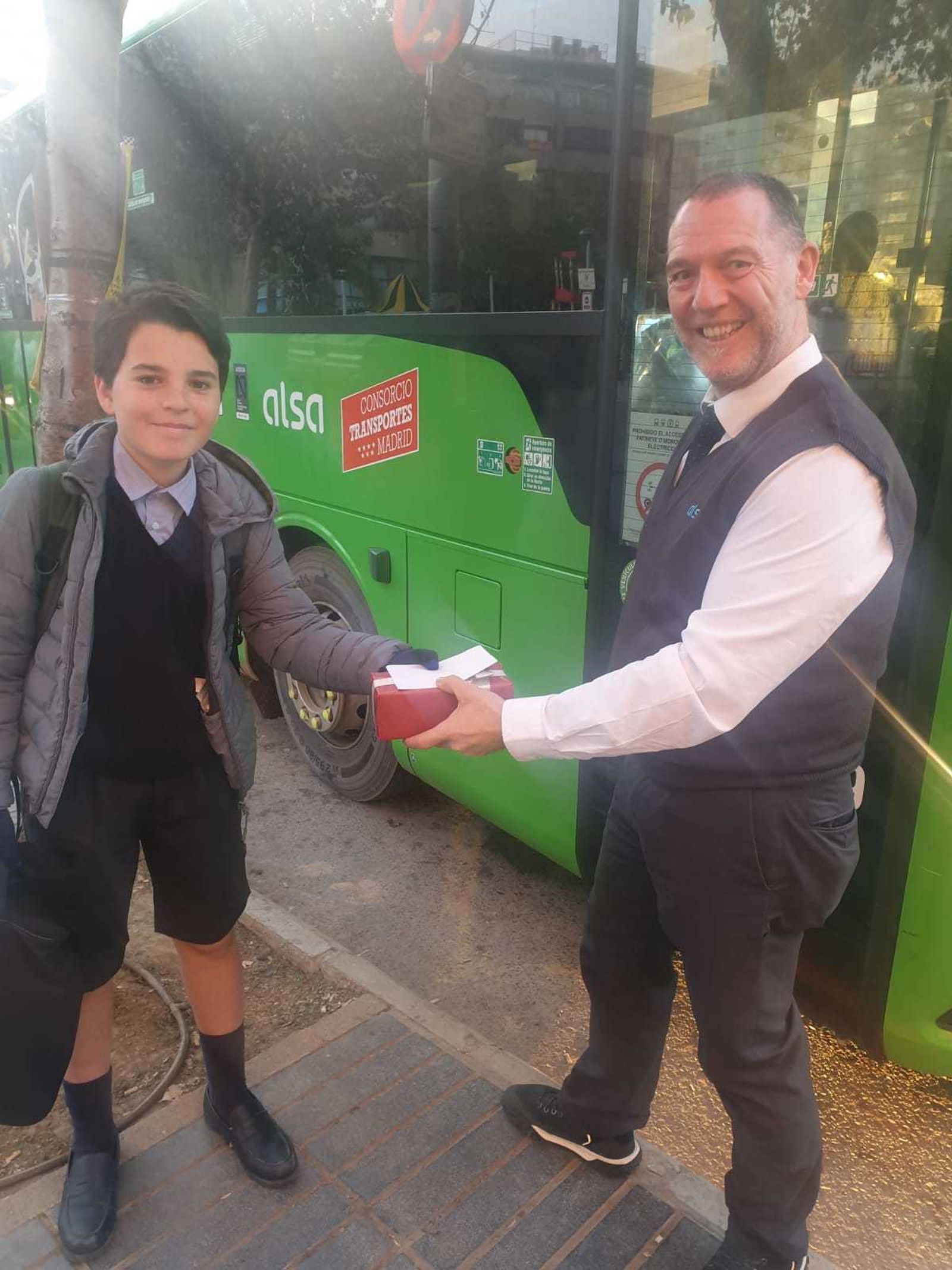 Un niño de Valencia agradece a los autobuseros de Madrid su labor