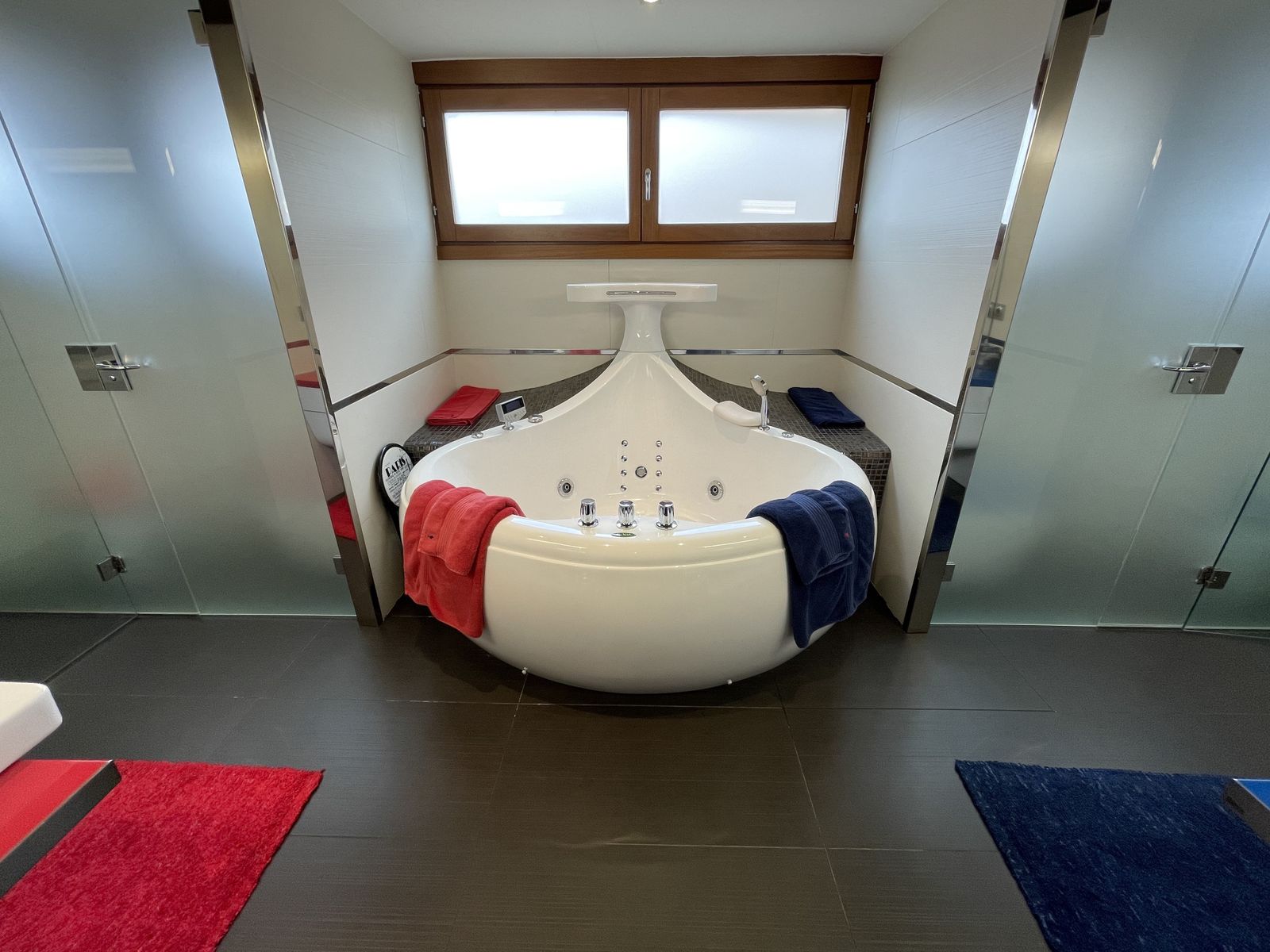 Del cuarto de baño destaca este original jacuzzi... ¡En esta casa todos son lujos!