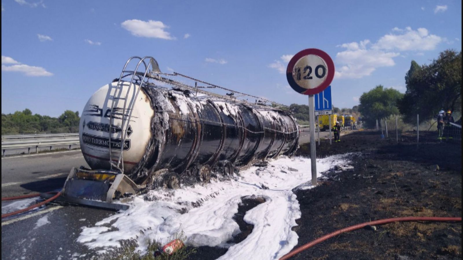 El camión incendiado en la A-1