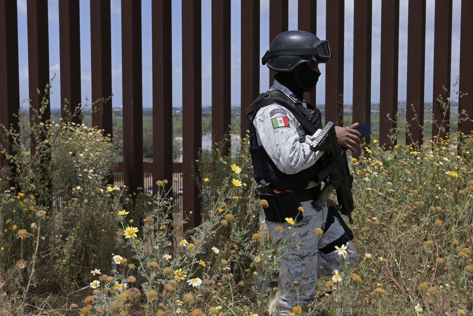 Autobuses llenos de migrantes siguen llegando desde la frontera de México a Nueva York