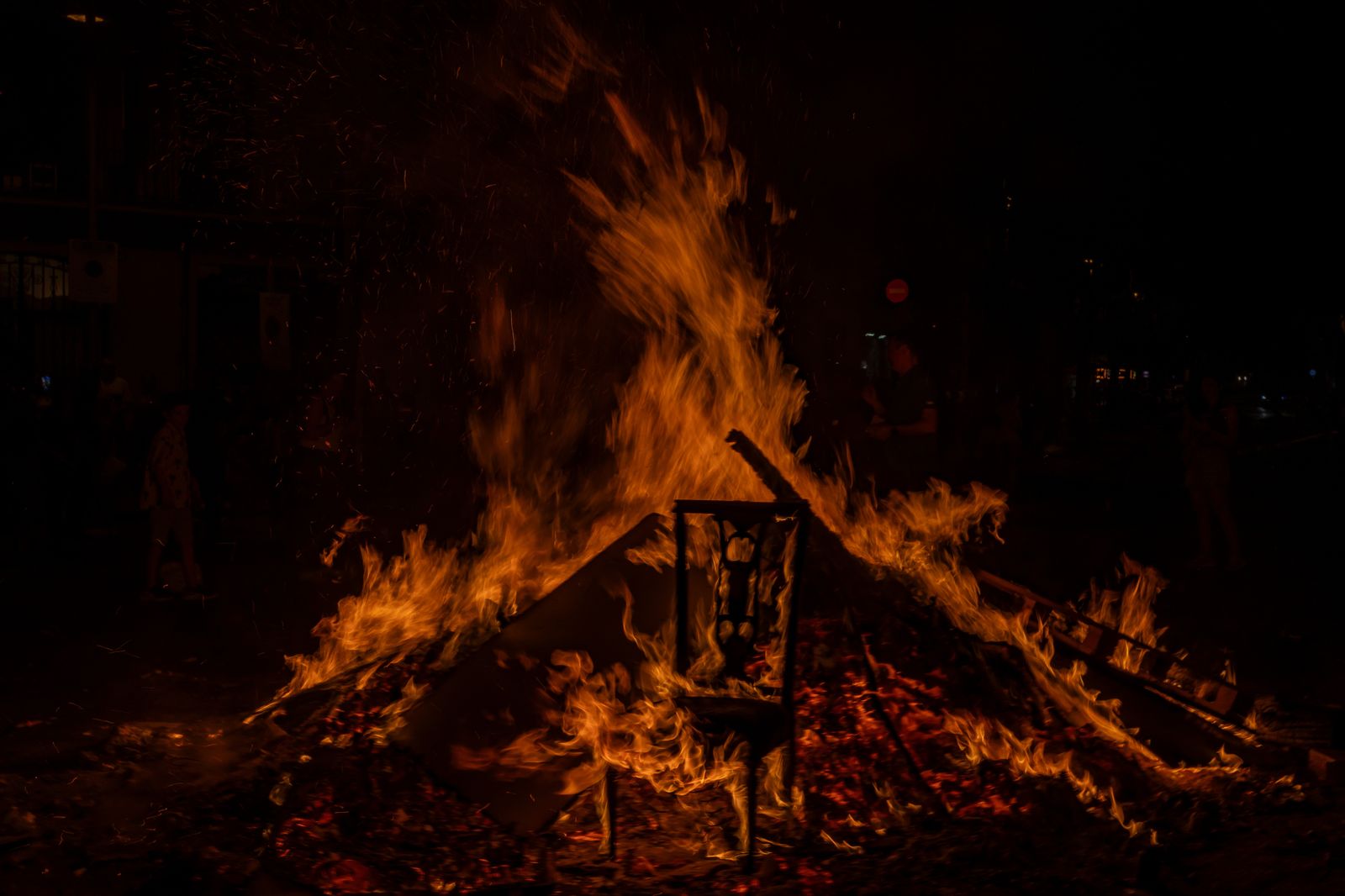 Una silla ardiendo en la hoguera del barrio de Sant Antoni en Barcelona durante la noche de San Juan