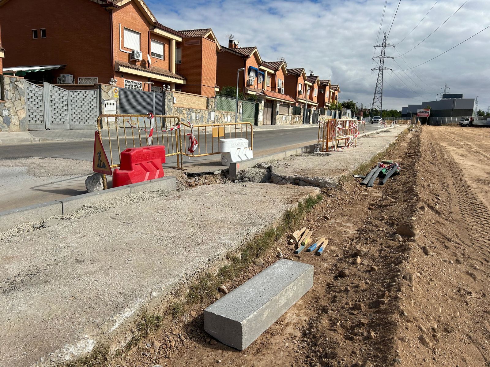 Obras de pavimentación en una calle de Mejorada del Campo