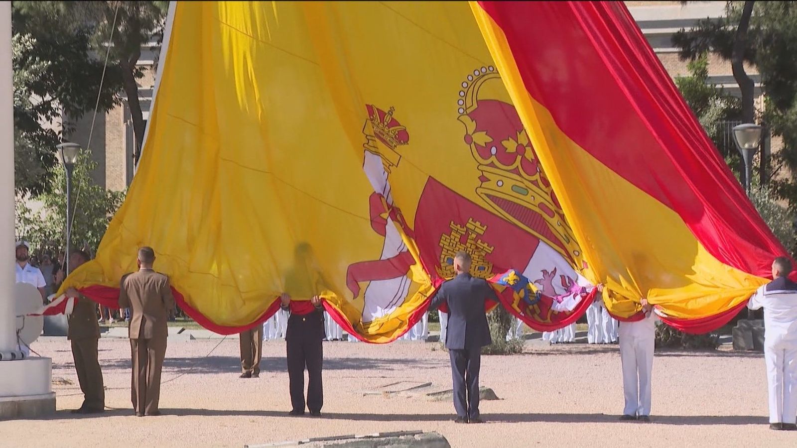 Los madrileños se vuelcan con el rey Felipe VI en Colón por su aniversario, con un izado solemne de la bandera