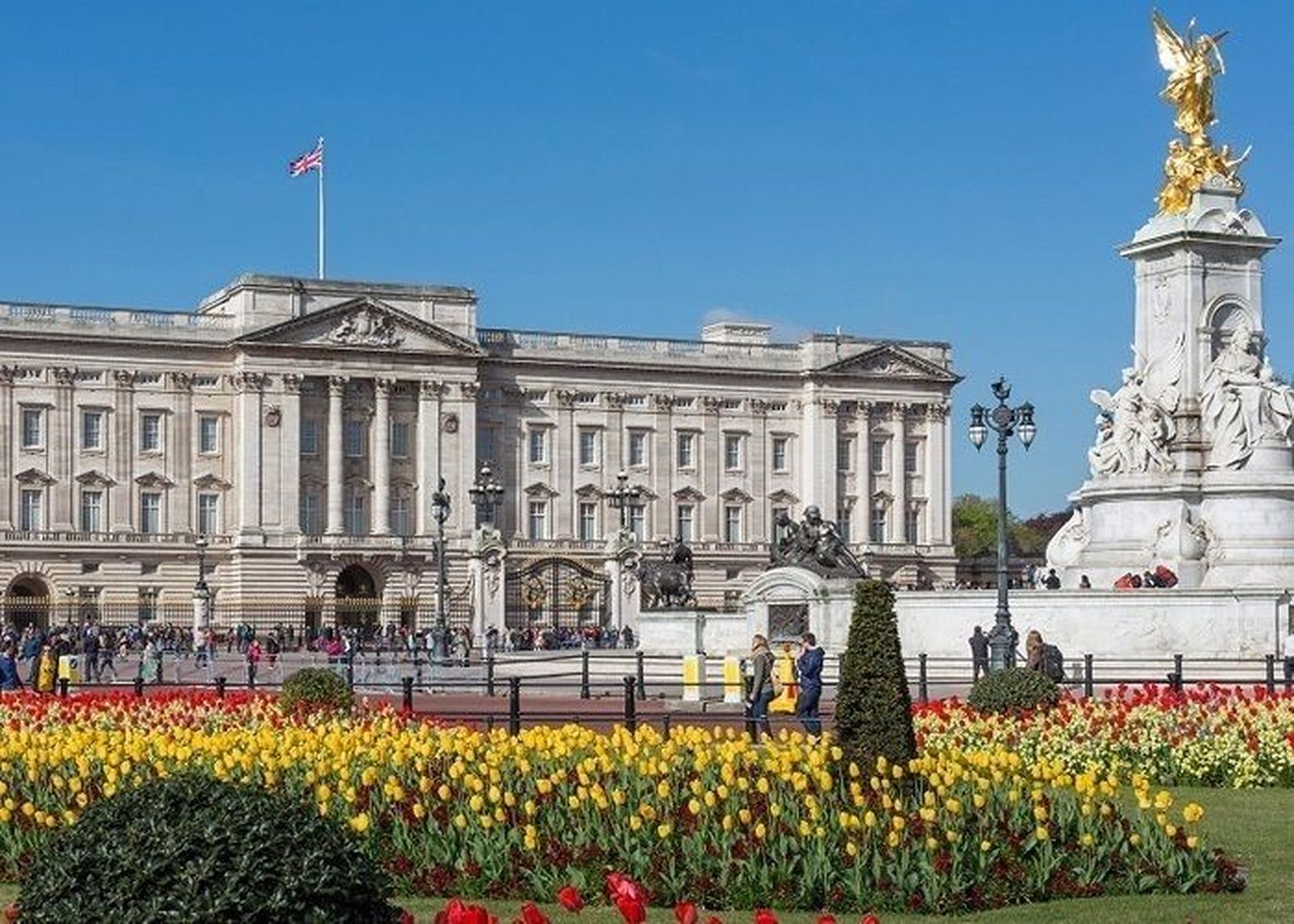 Un hombre es arrestado por arrojar supuestos cartuchos al Palacio de Buckingham