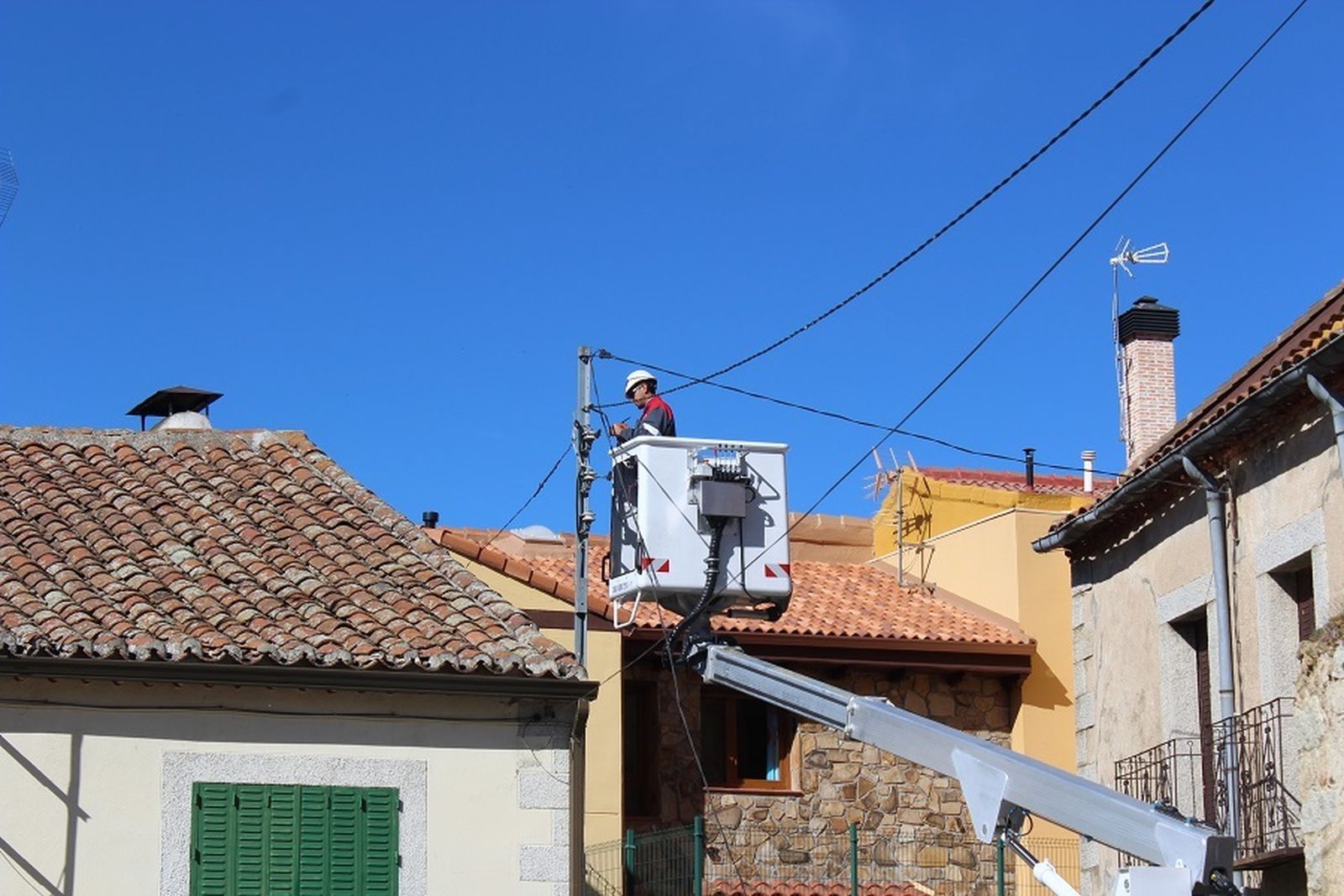 Labores de retirada de los cables en Garganta de los Montes