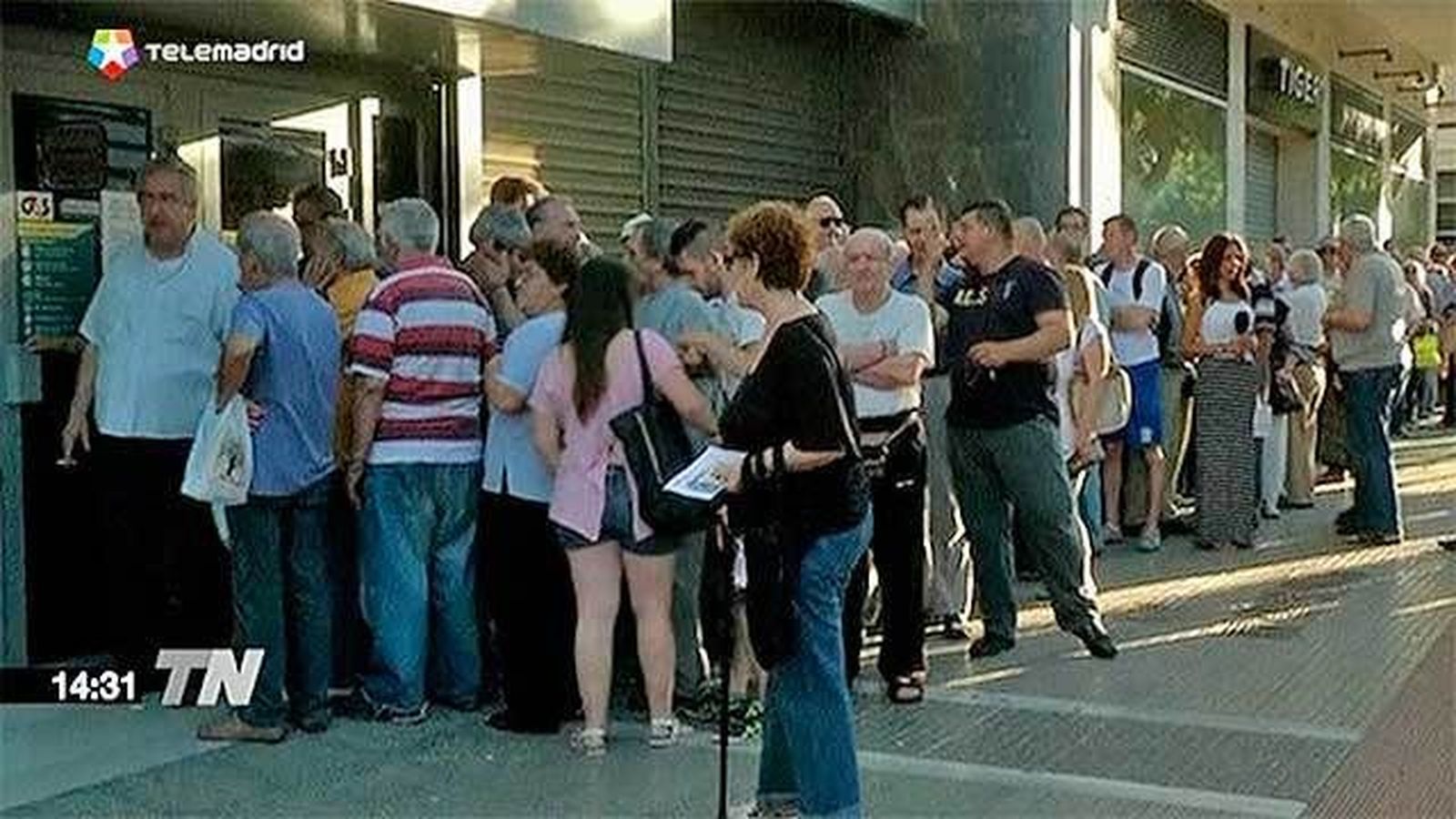 Miles de jubilados hacen colas en bancos griegos para cobrar tras extenderse el corralito