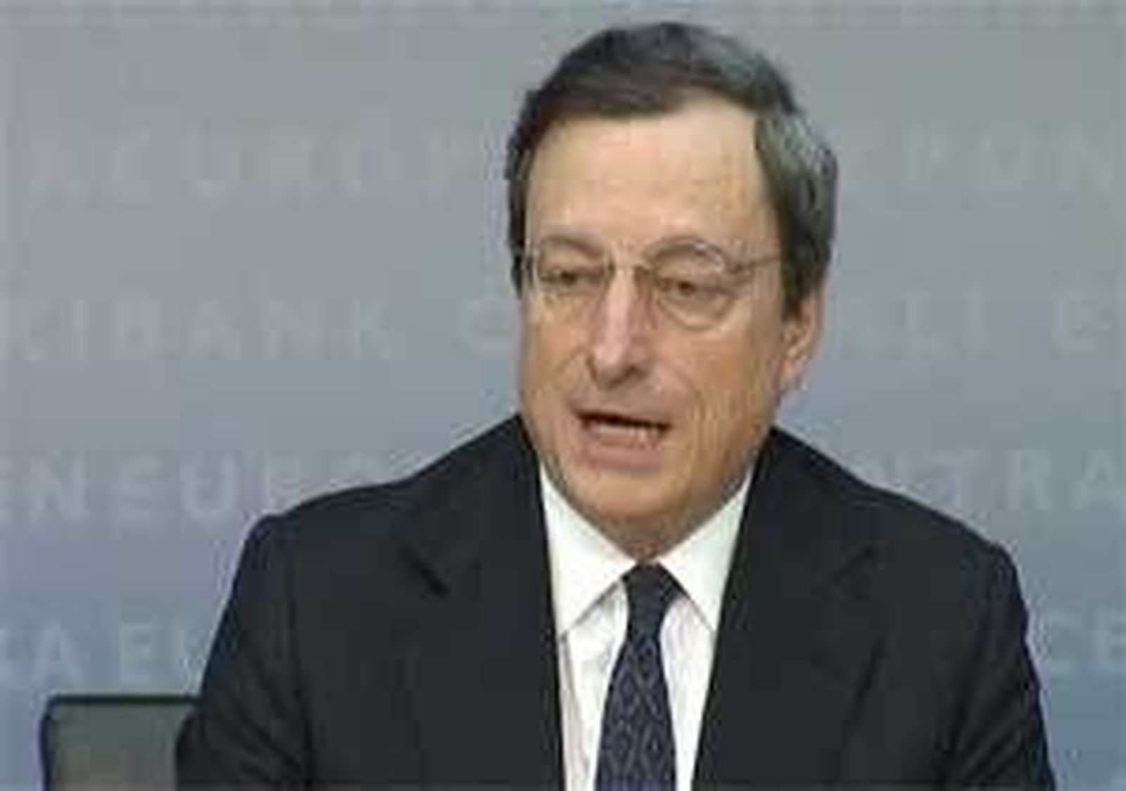 Draghi: El BCE no empuja a ningún gobierno a pedir rescate, "es su propia decisión"