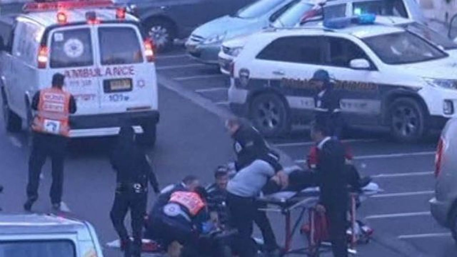 Mueren seis personas en un tiroteo en una sinagoga de Jerusalén