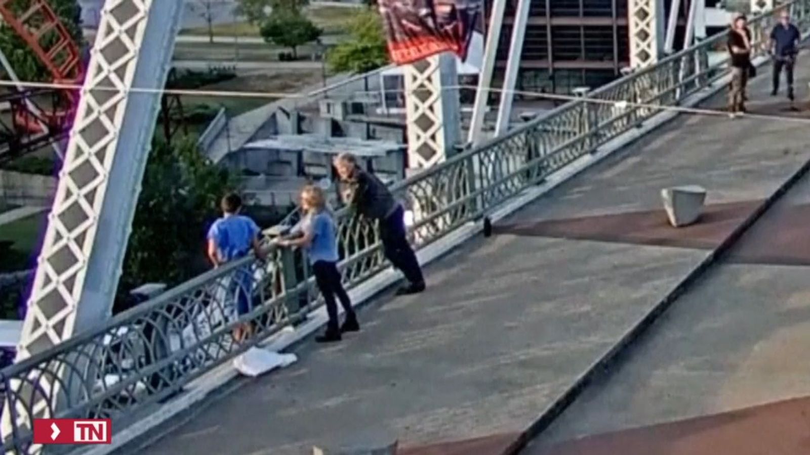 Jon Bon Jovi evita que una mujer se tire de un puente