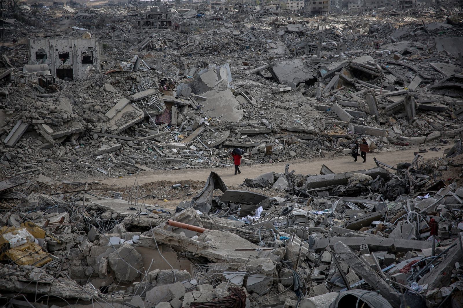 Personas caminan entre edificios destruidos en Gaza