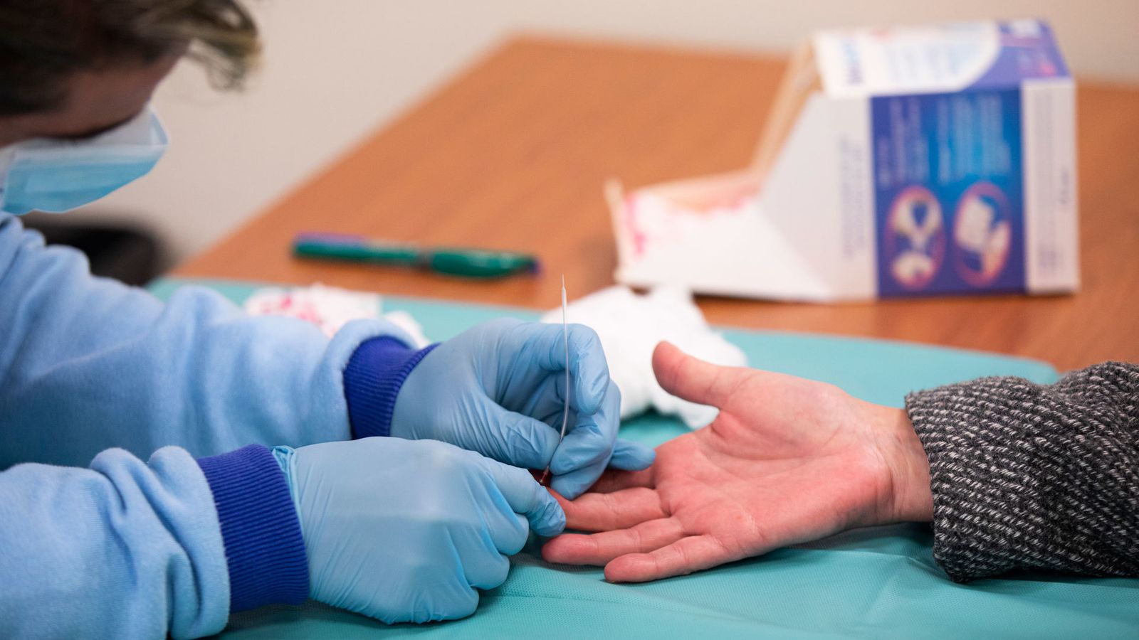 Un sanitario realiza un test de la covid