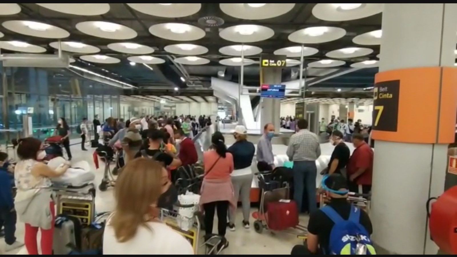 Quejas en Barajas por las aglomeraciones y el escaso control frente al coronavirus
