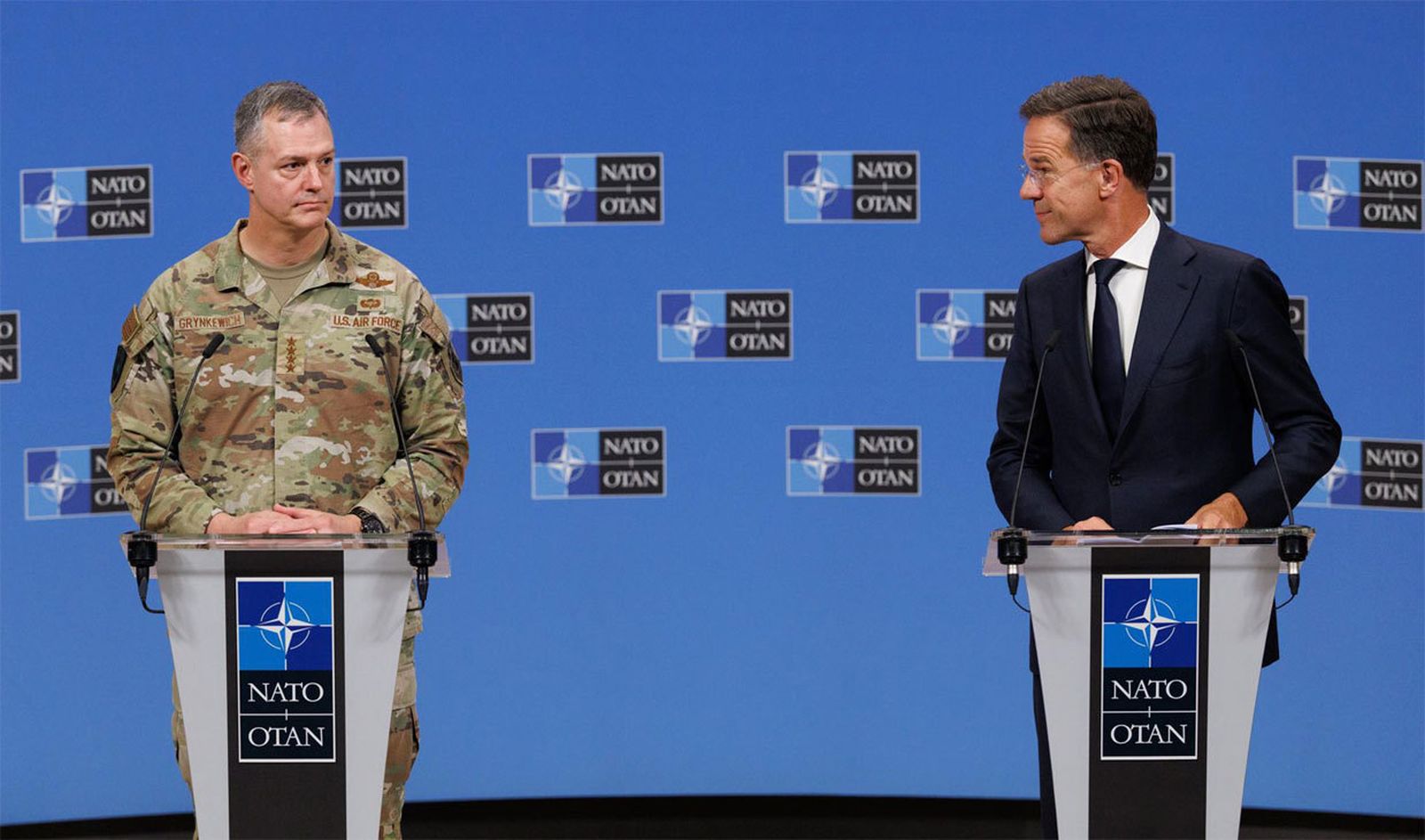 El general Alexus G. Grynkewich (SACEUR) con el secretario general de a OTAN, Mark Rutte