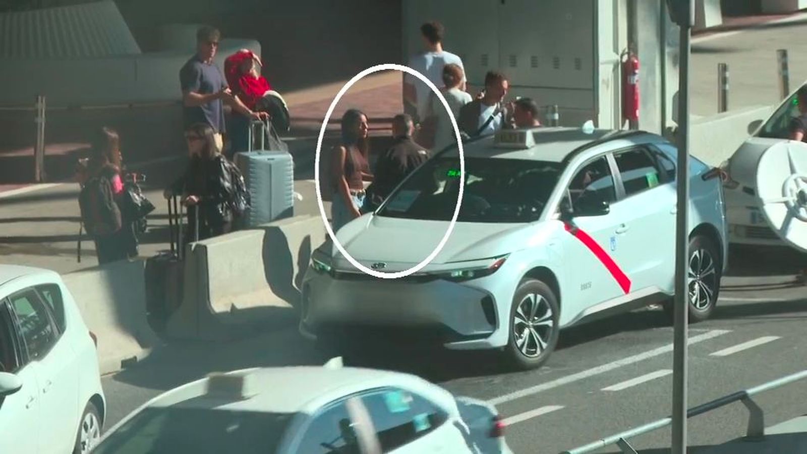 Así trabajan los 'tironeros', taxistas ilegales en Barajas