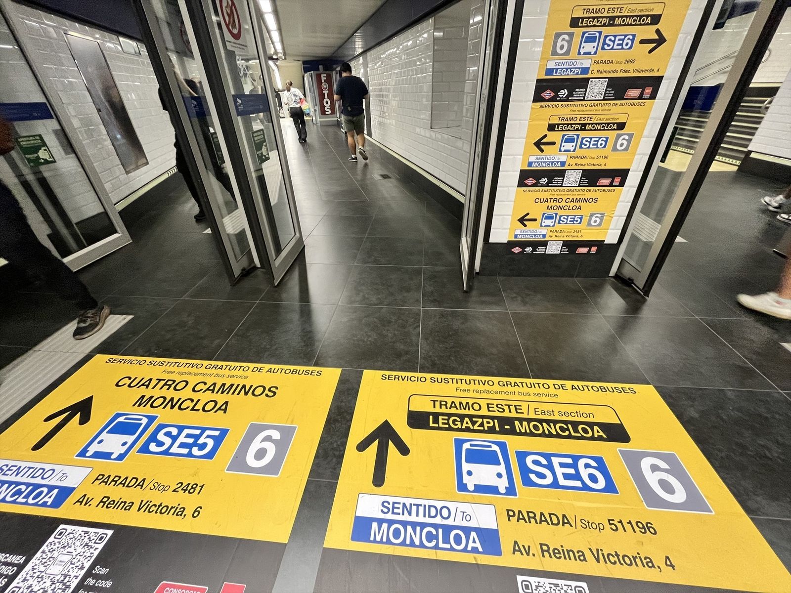 La estación de Metro de Cuatro Caminos, repleta de señalización por las obras de la Línea 6