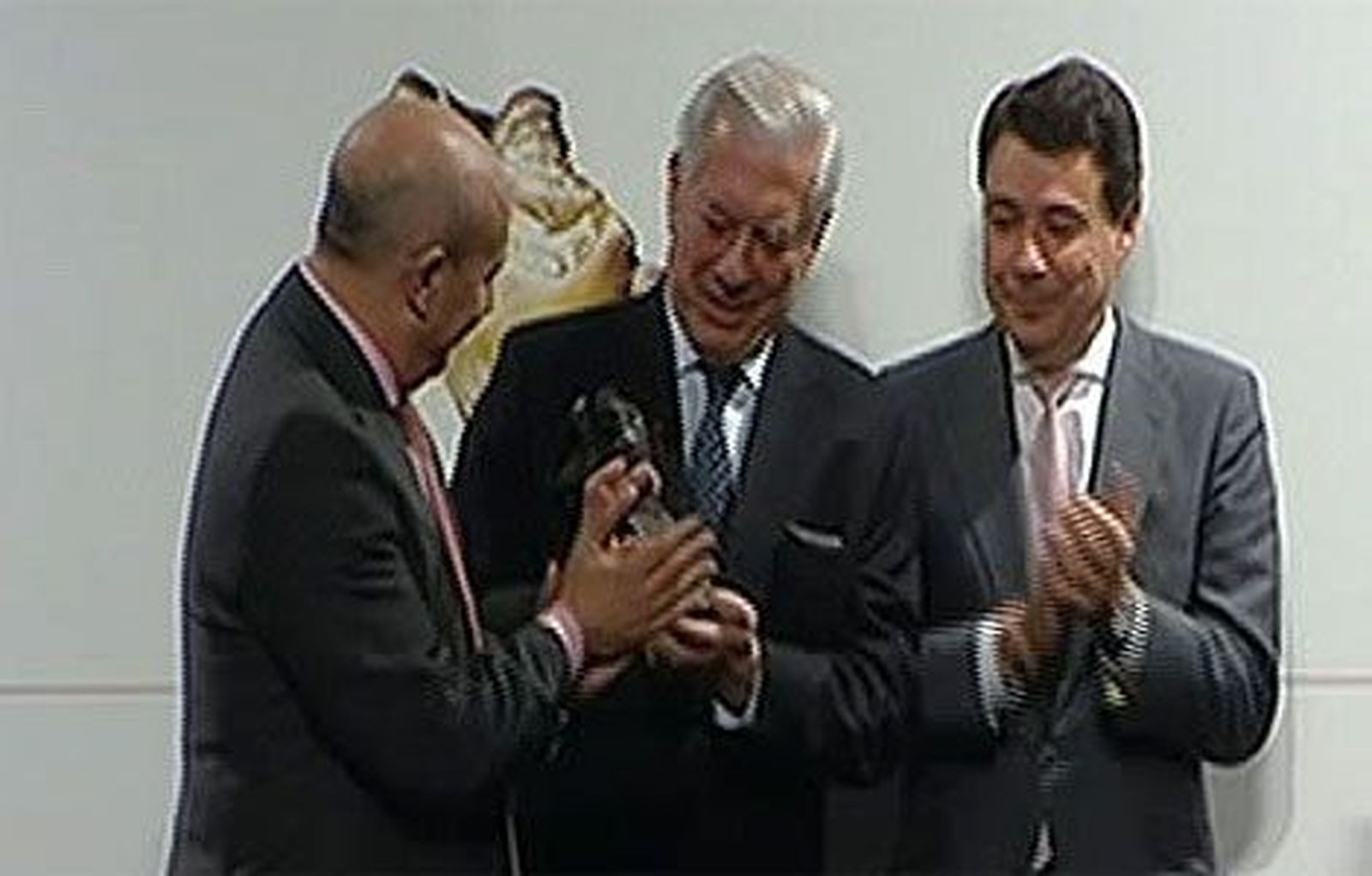 González entrega el Premio Antonio de Sancha a Mario Vargas Llosa