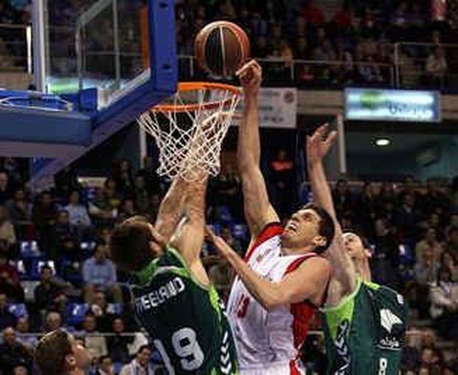 Unicaja y Gran Canaria derrotan a Manresa y Estudiantes