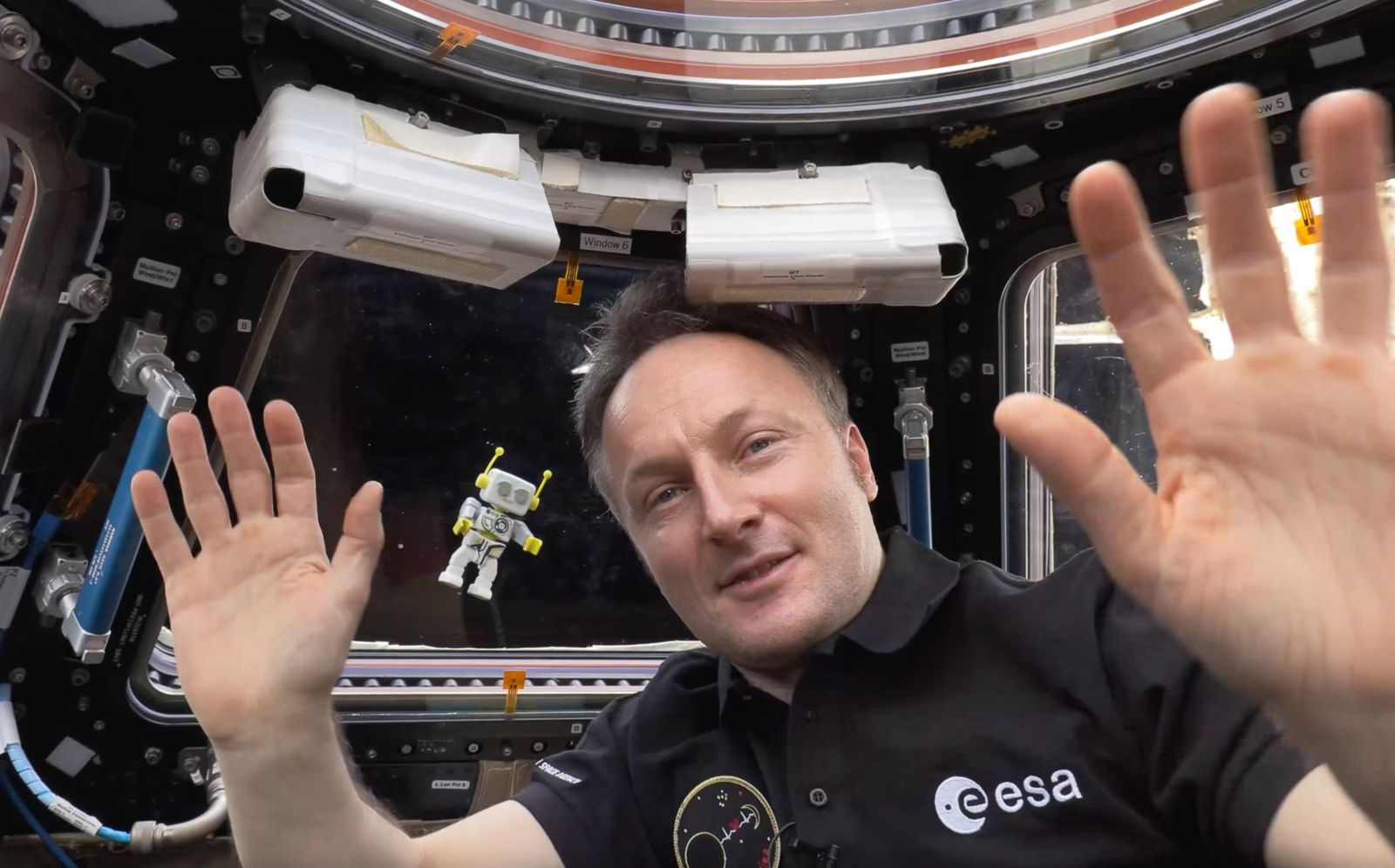 El astronauta Matthias Maurer con ROBert de Playmobil