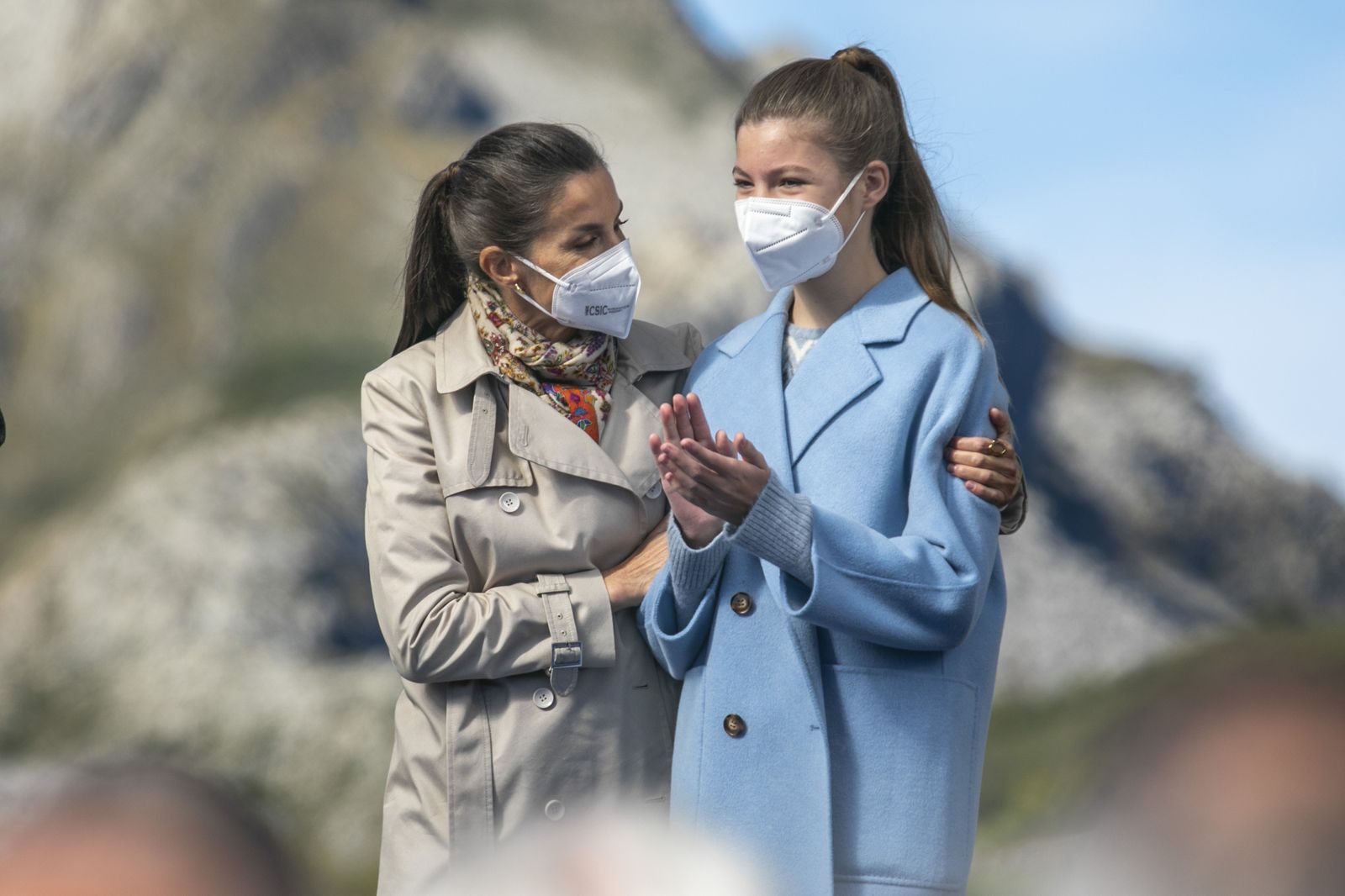 La reina Letizia; y la infanta Sofía, conversan tras hacer acto de entrega del Premio al Pueblo Ejemplar de Asturias 2021,
