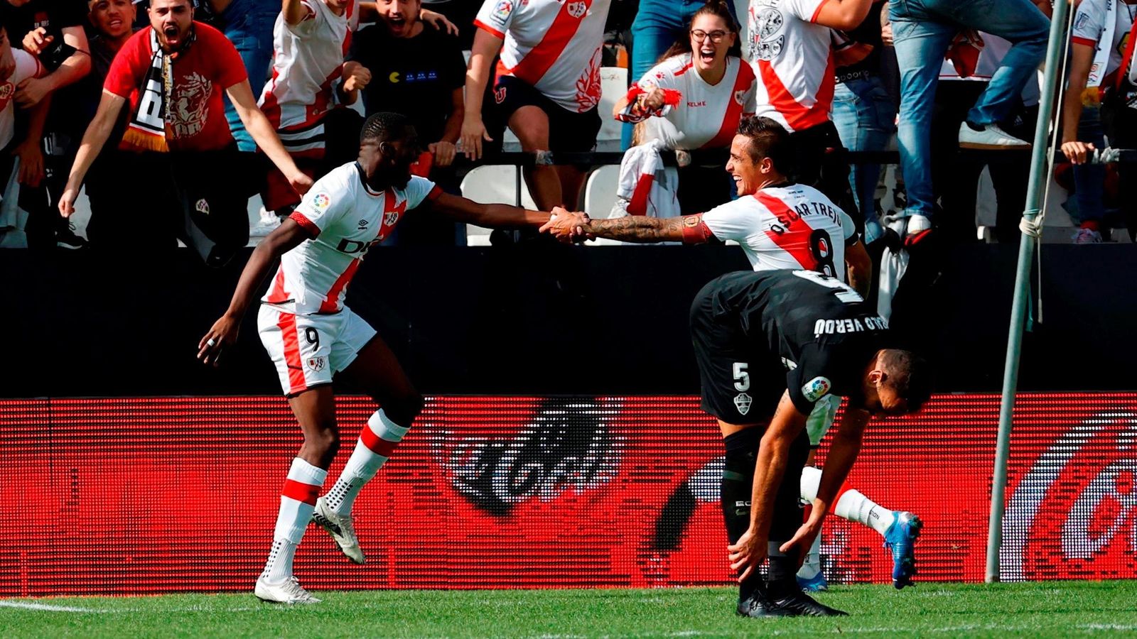 Randy Ntek y Óscar Trejo celebran el gol de la victoria del Rayo ante el Elche