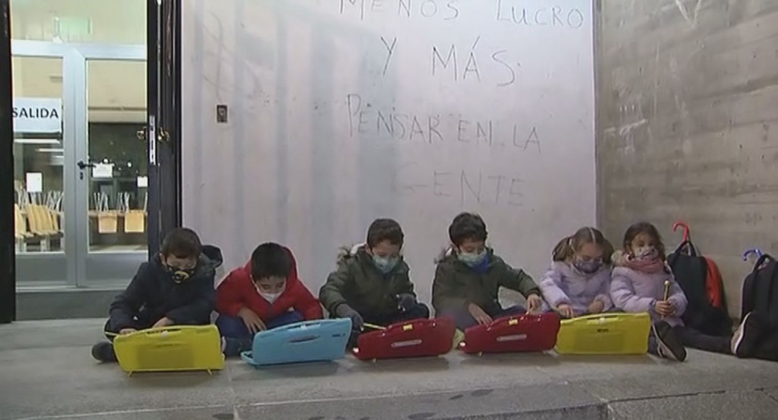 reclaman es que si se van a impartir menos clases, se les reduzca el precio mensual que pagan