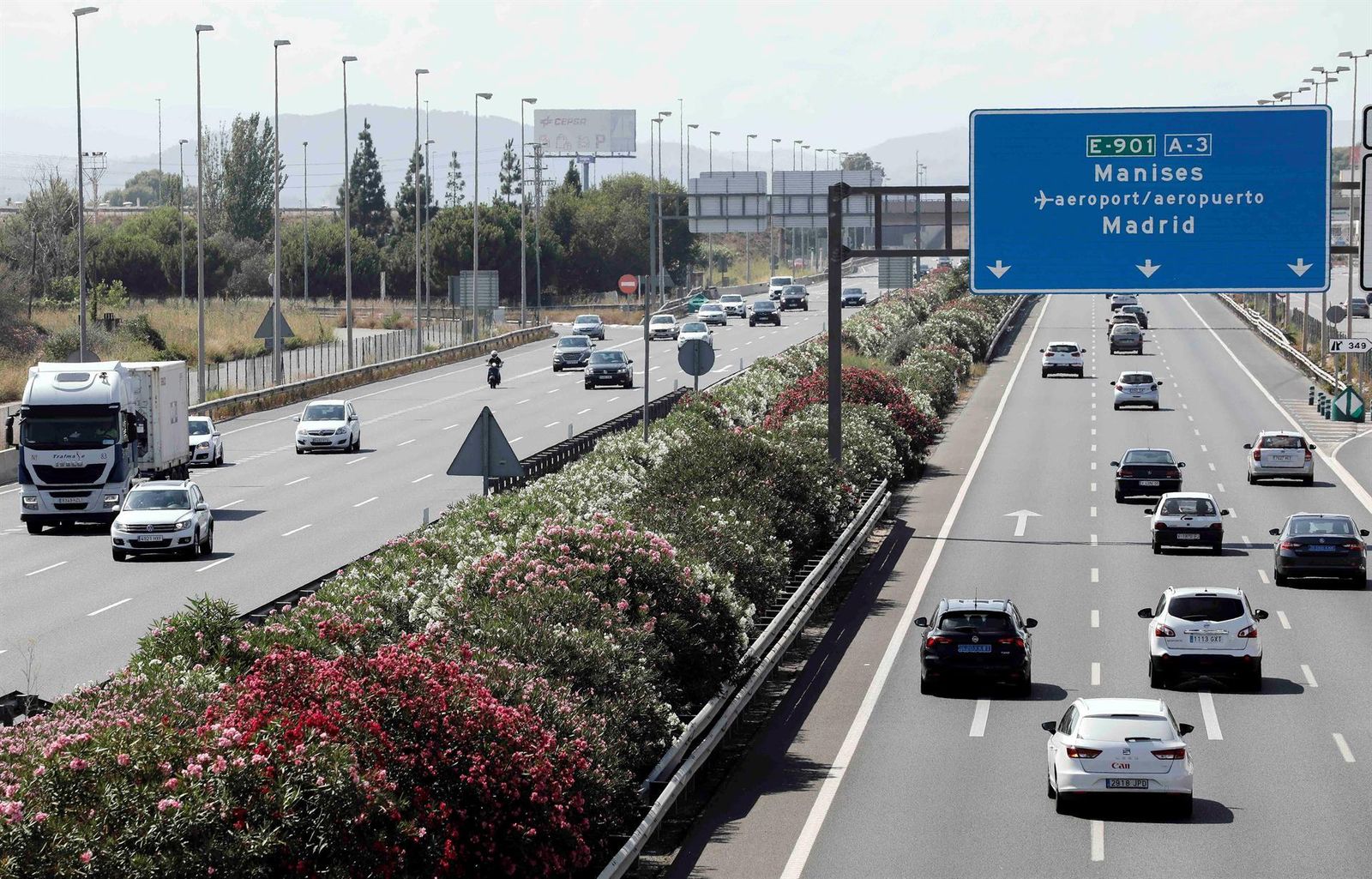 Varios coches circulan por una carretera de Valencia