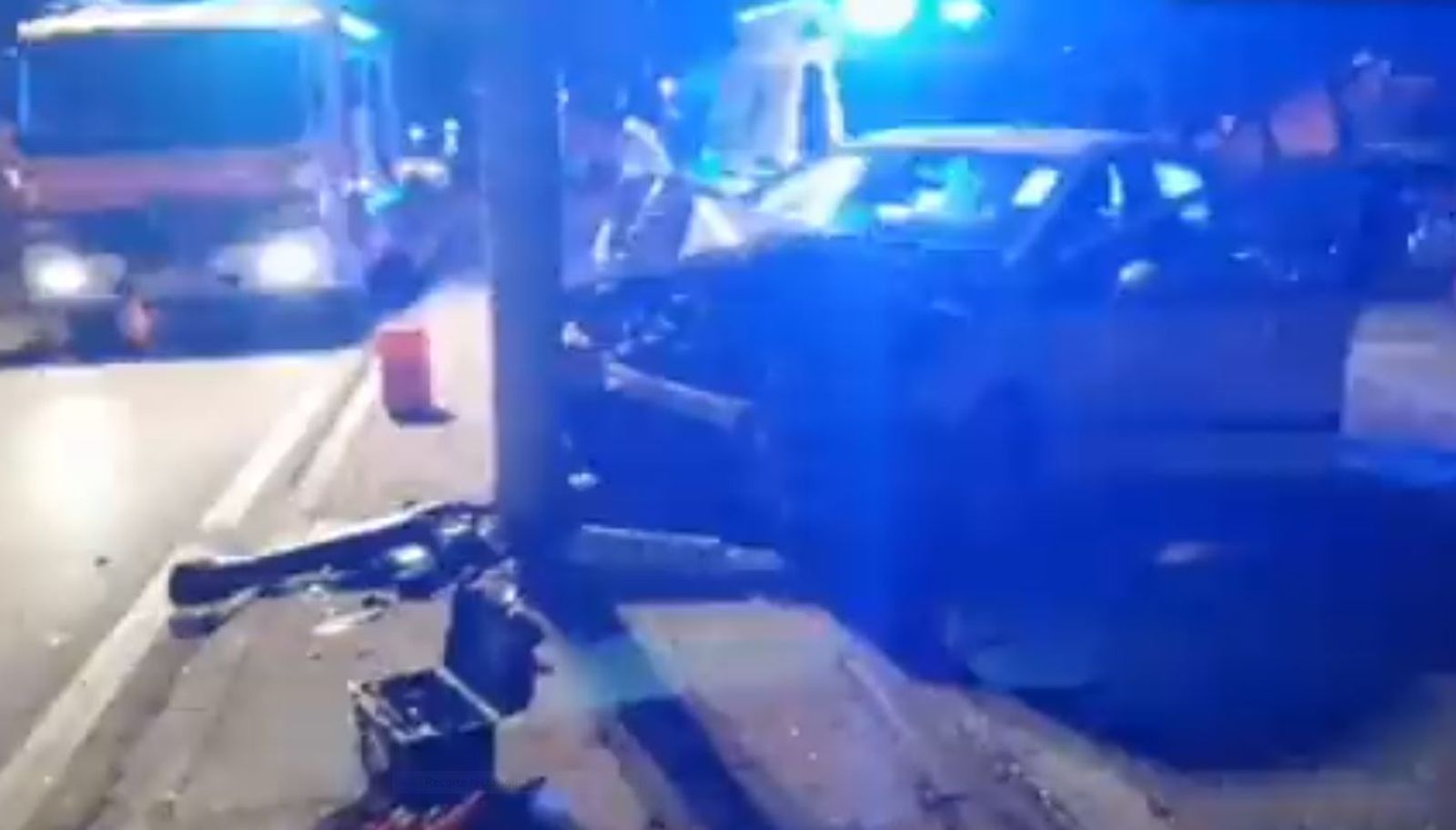 Coche estrellado contra una farola
