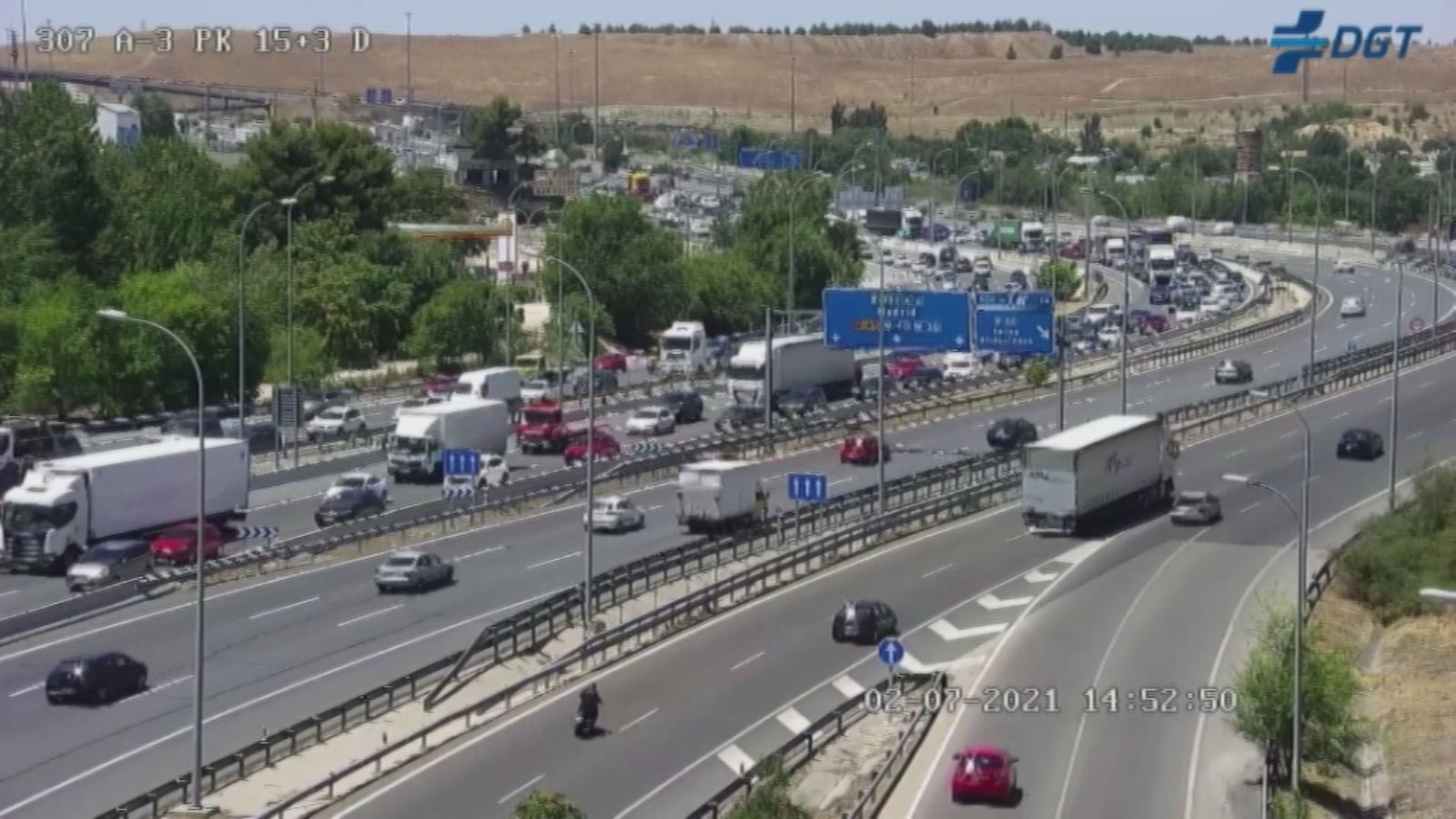 Tráfico de salida en la A-3 en el inicio de la operación de verano