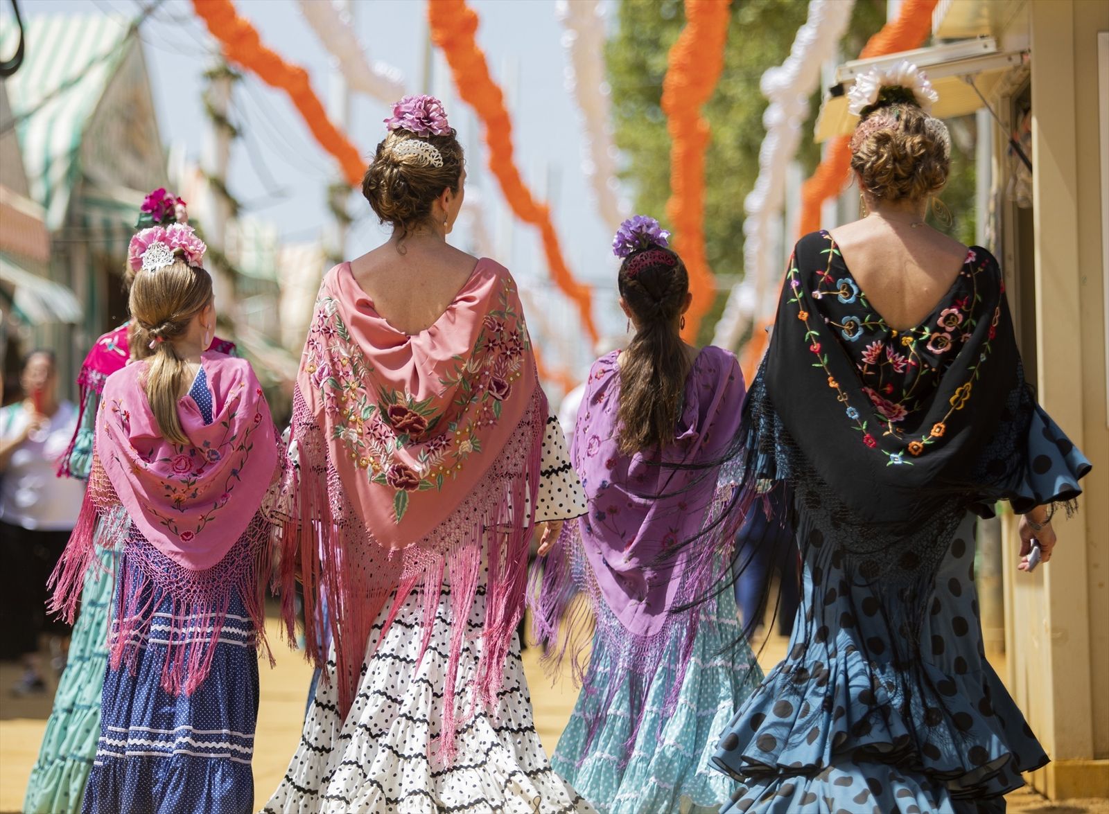 Mujeres vestidas de flamencas en la Feria de Abril