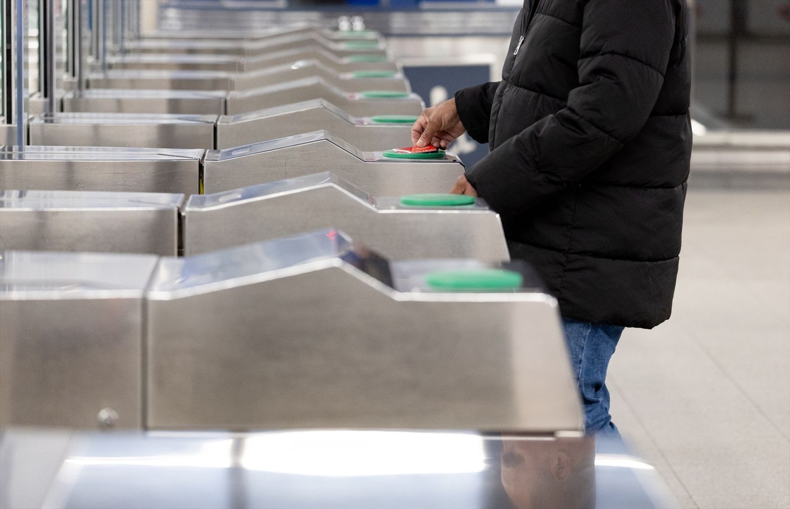 Persona pasando su billete en un torno de Metro de Madrid