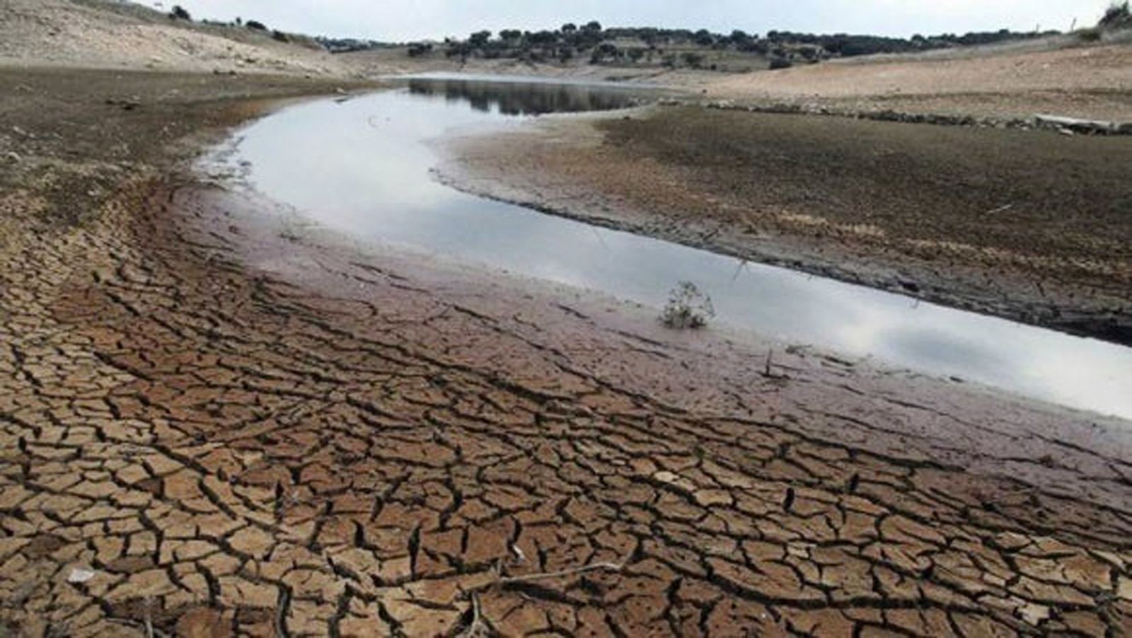 Un embalse casi seco