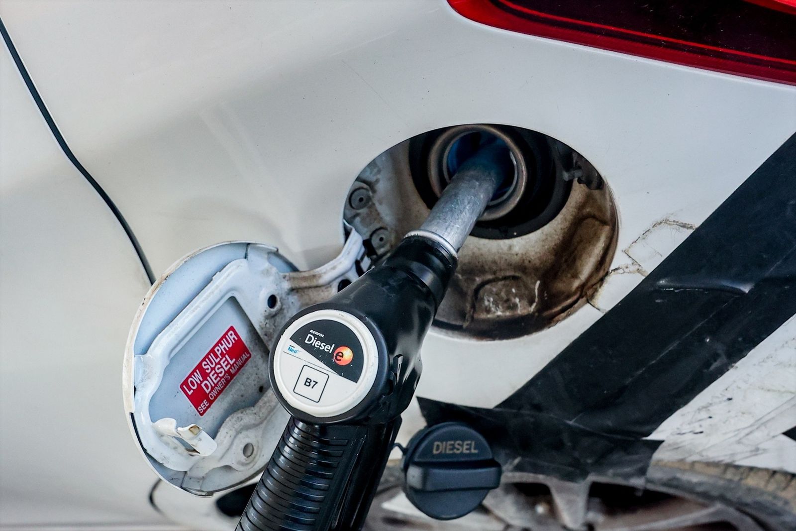 Un manguera de diésel reposta combustible en un vehículo