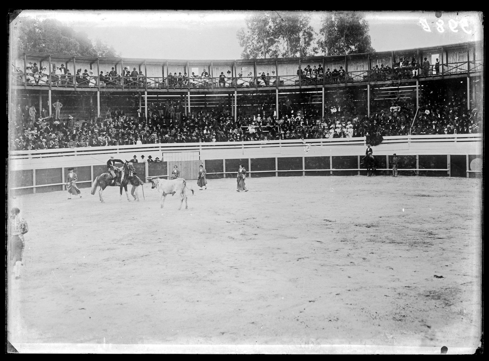 Actuación de la cuadrilla de Niñas Toreras en la plaza de toros del campo Euskaro en1900