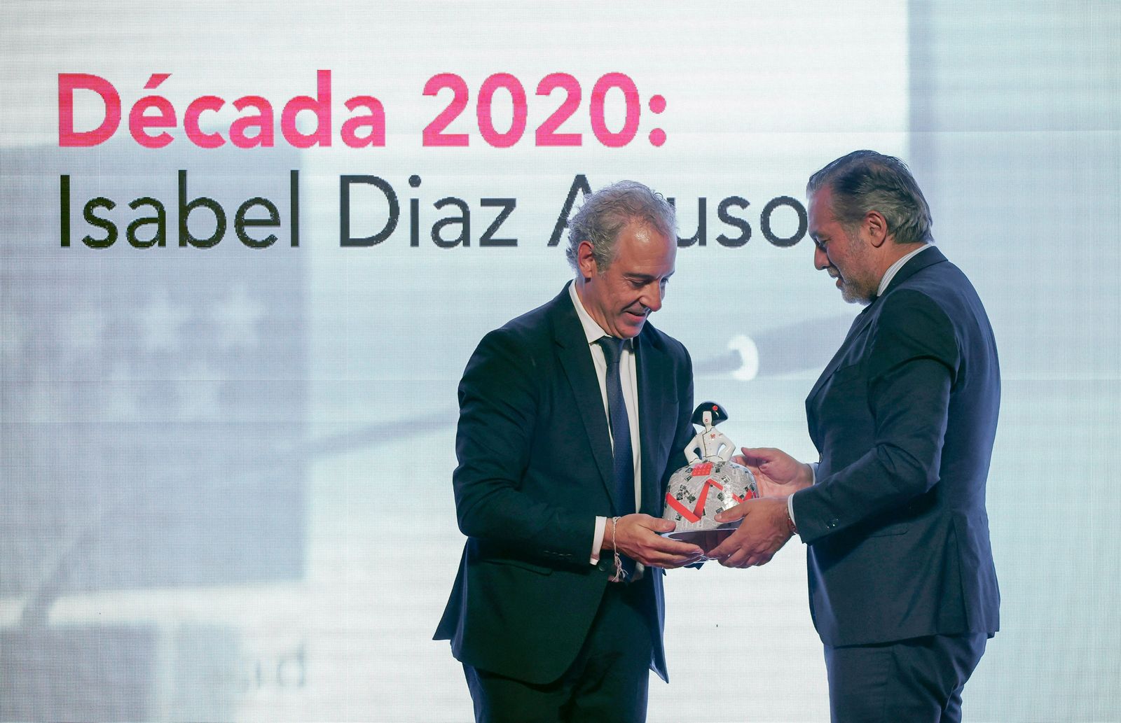 Enrique López recoge el premio en nombre de Isabel Díaz Ayuso